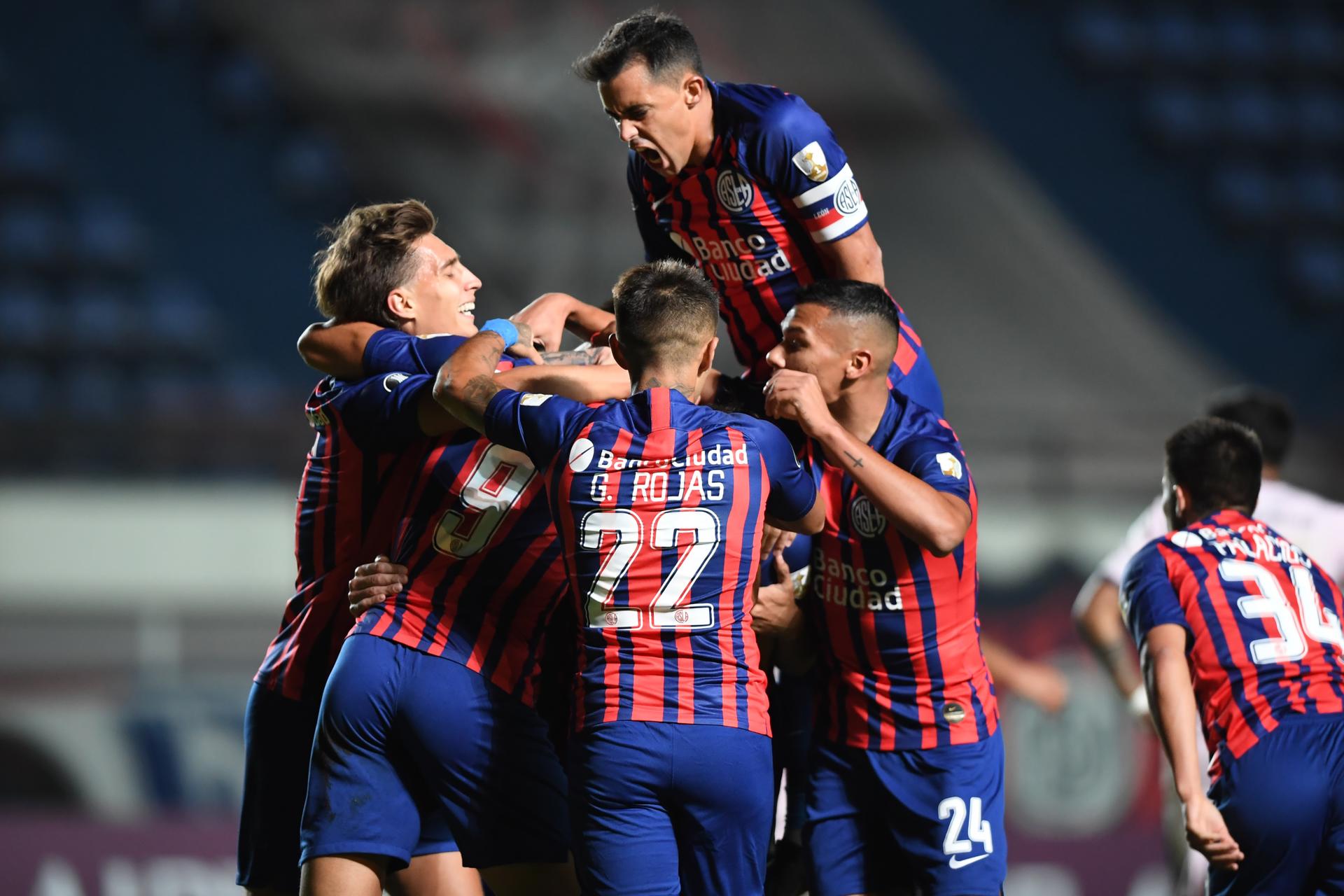 San Lorenzo de Almagro se impuso 1-3 en su visita a Atlético Tucumán, en desarrollo de la jornada 10 de torneo de primera división del fútbol en Argentina. En la imagen un registro de archivo de otra de las celebraciones del San Lorenzo. EFE/Ronaldo Schmidt/Pool