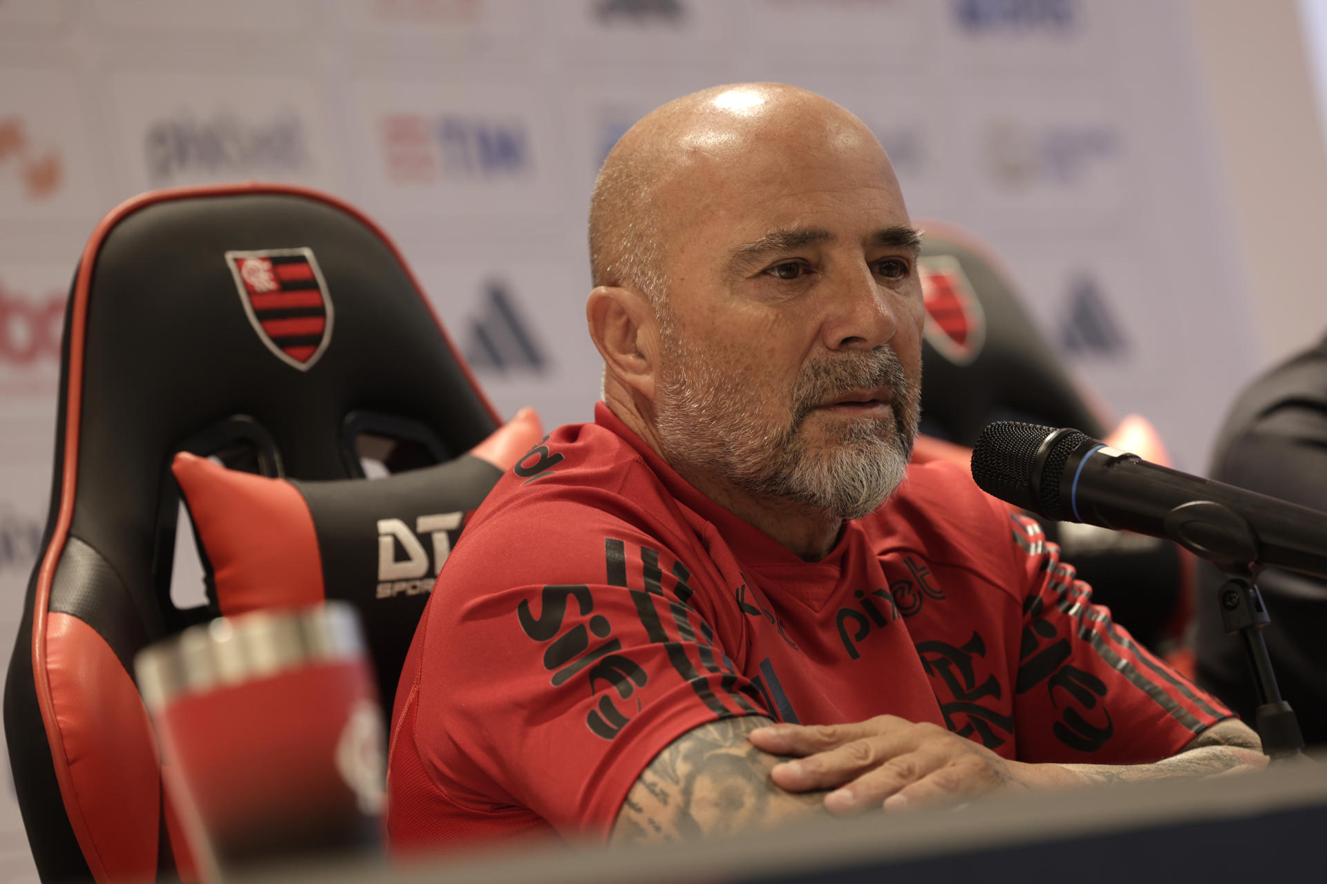 El argentino Jorge Sampaoli, nuevo entrenador de Flamengo, habla hoy durante su primera rueda de prensa en Río de Janeiro (Brasil). EFE/Antonio Lacerda