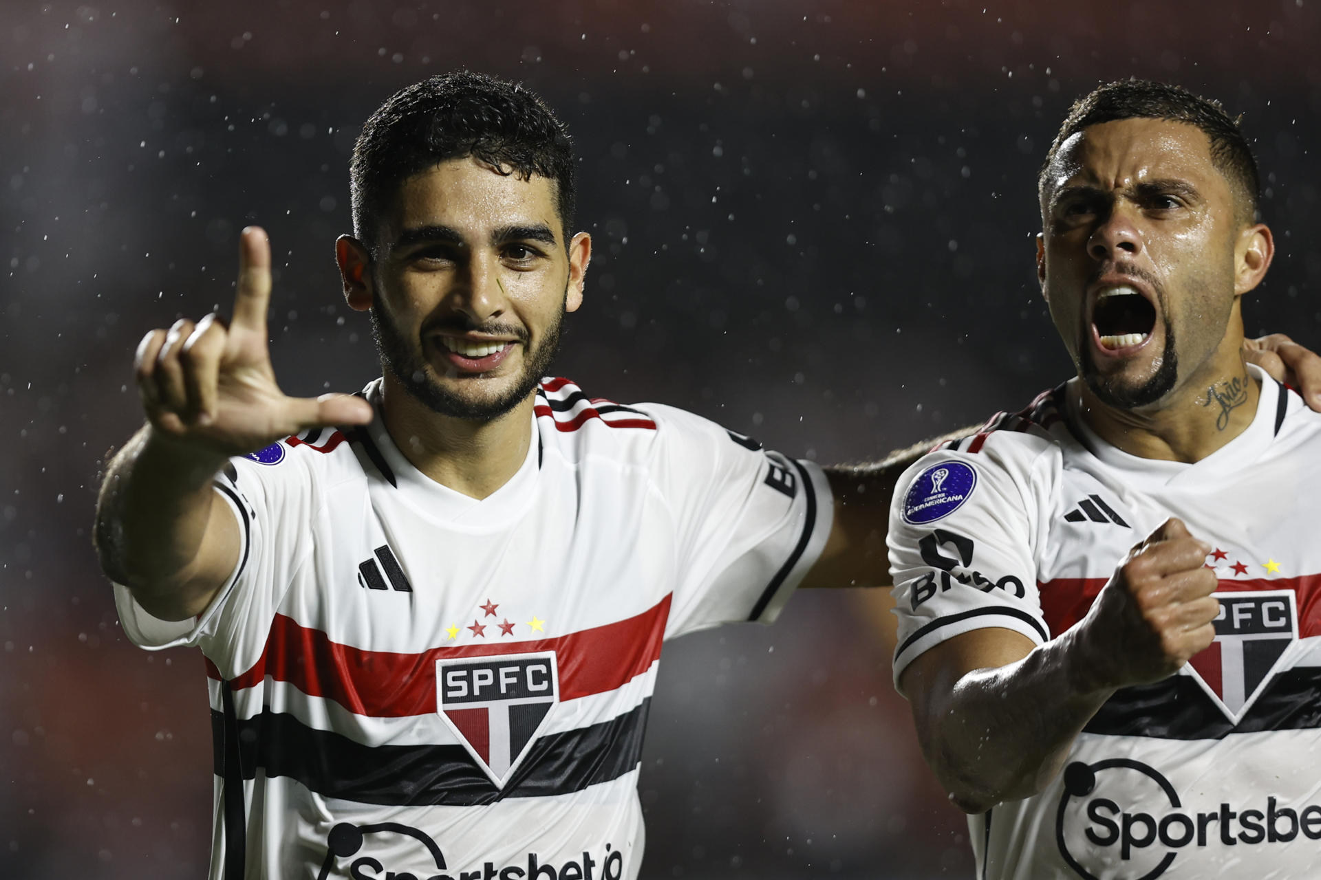 Michel Araújo (i) de Sao Paulo celebra un gol hoy, en un partido de la fase de grupos de la Copa Sudamericana entre Sao Paulo y Puerto Cabello en el estadio Morumbi en Sao Paulo (Brasil). EFE/Isaac Fontana