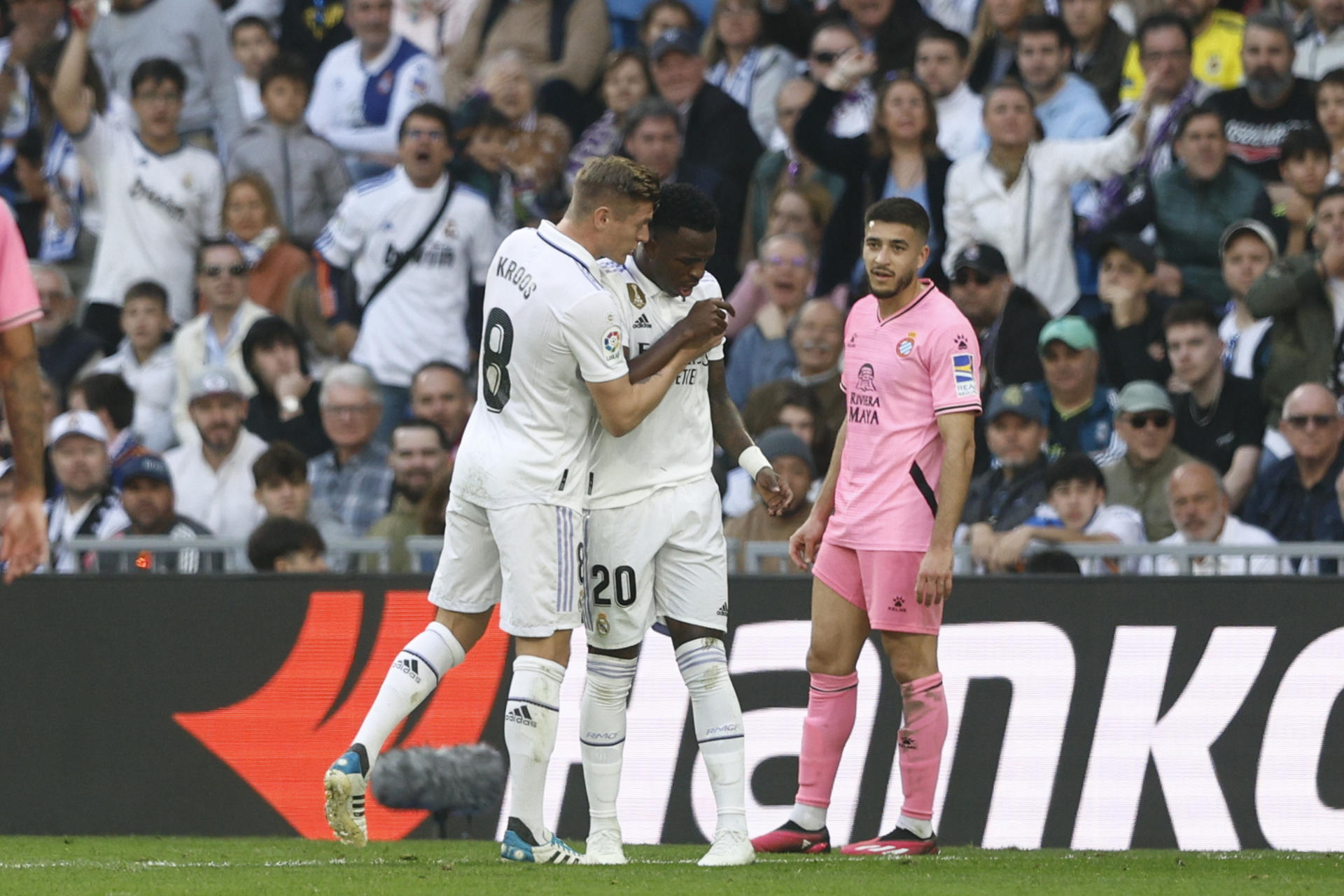 El delantero brasileño del Real Madrid, Vinicius Jr (c) celebra con su compañero Toni Kroos en el Santiago Bernabéu en Madrid en foto de archivo de Rodrigo Jiménez. EFE