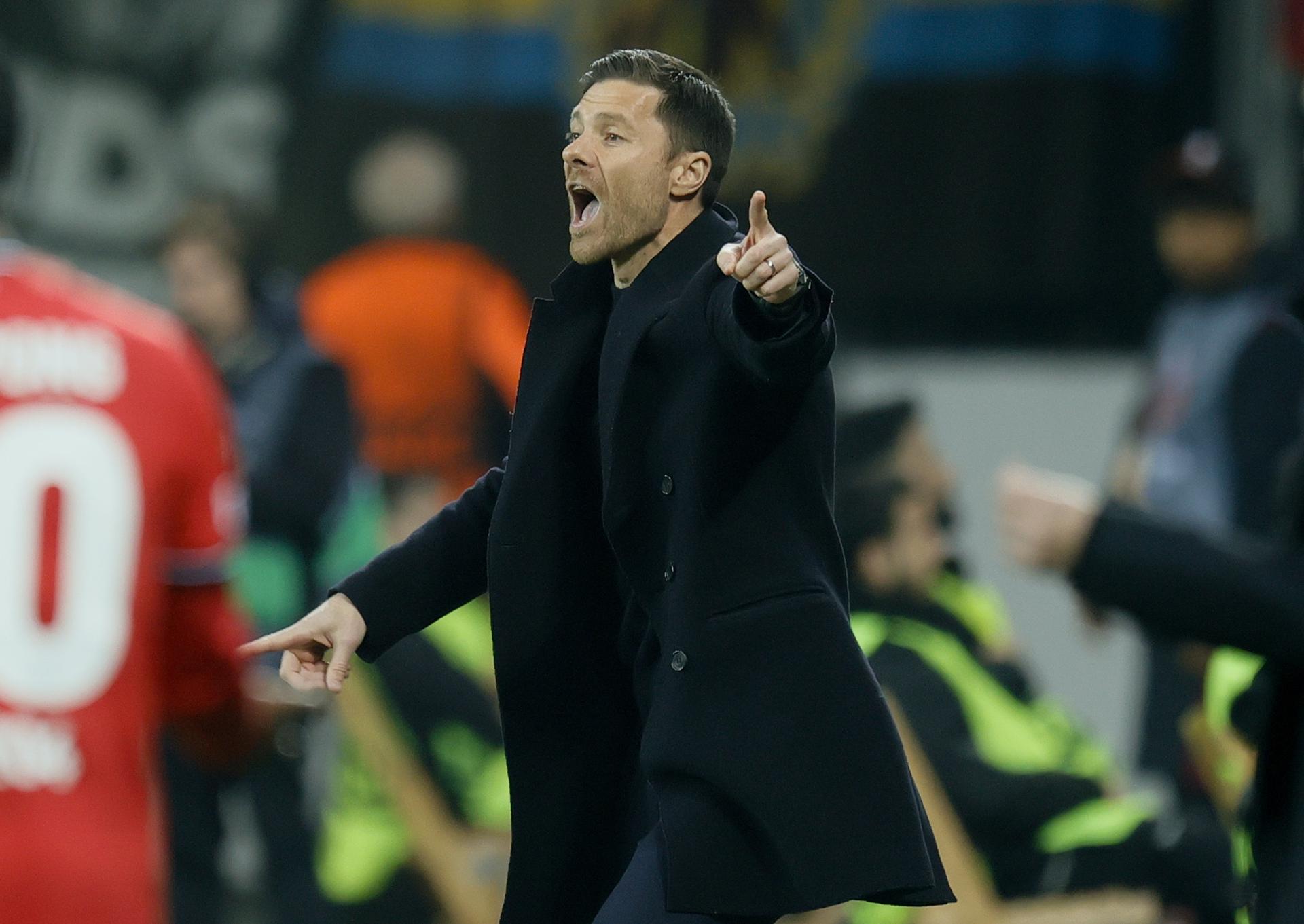 Xabi Alonso da instrucciones durante el partido. EFE/EPA/RONALD WITTEK 