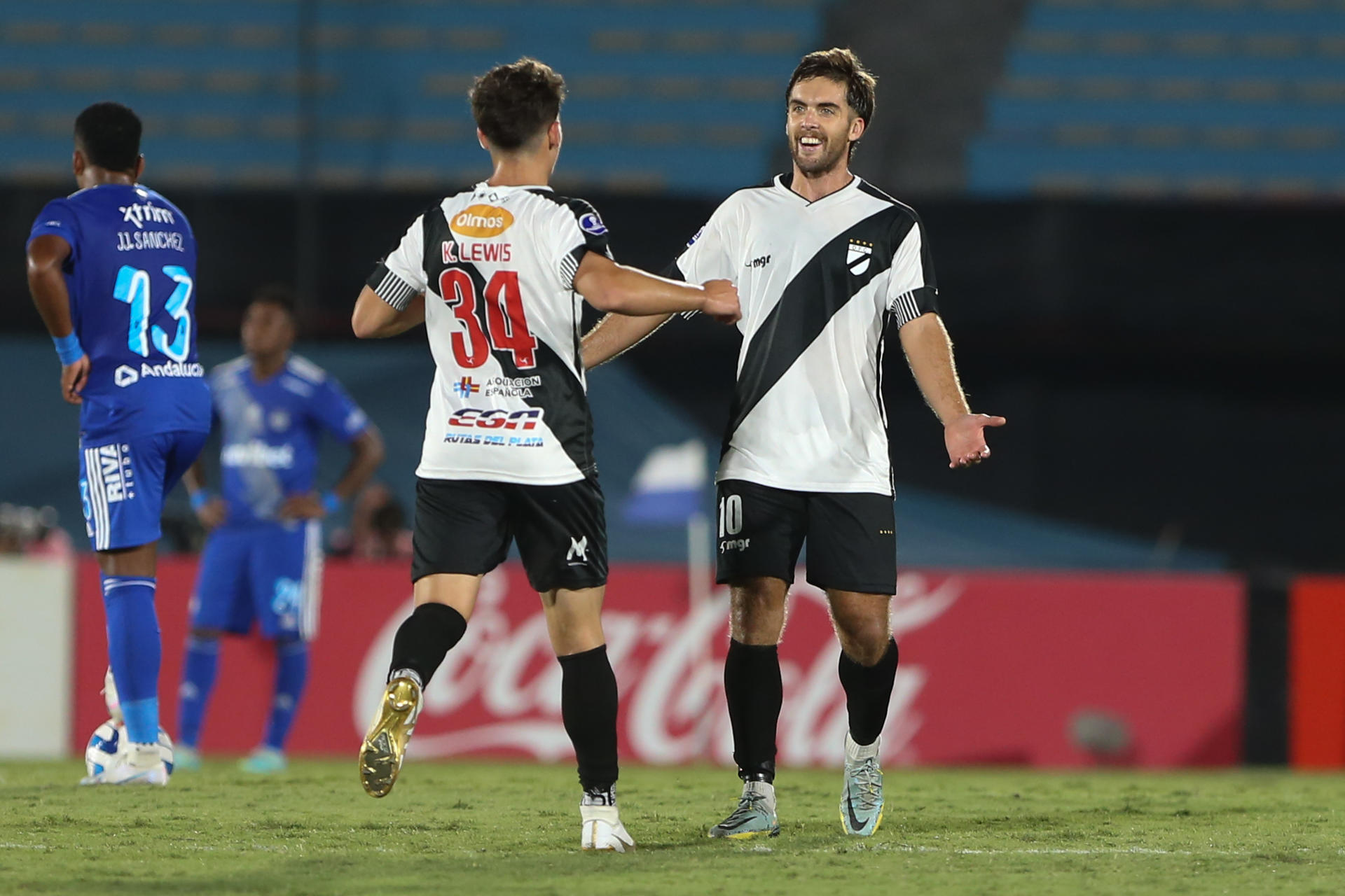 Guillermo May de Danubio celebra un gol ante Emelec hoy, durante un partido de la Copa Sudamericana, en el Centenario, en Montevideo (Uruguay). EFE/Gastón Britos