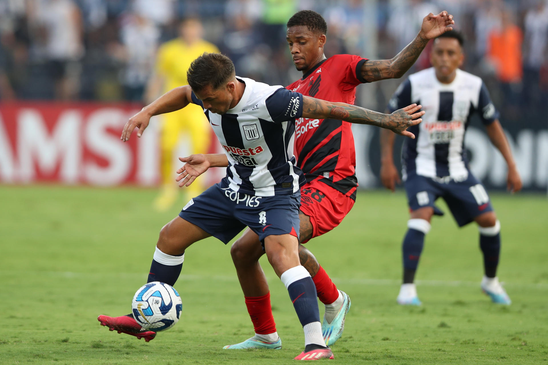 Basilio Costa (i) de Alianza disputa un balón con Pedrinho de Paranaense este 4 de abril de 2023, en un partido de la fase de grupos de la Copa Libertadores. EFE/ Paolo Aguilar 