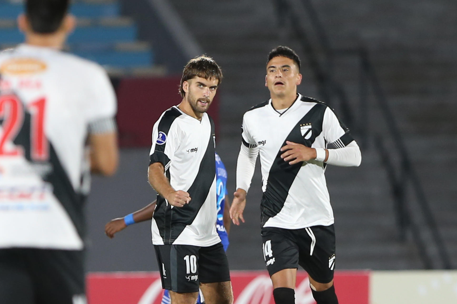 Juan Millán (d) de Danubio celebra un gol ante Emelec, hoy, durante un partido de la Copa Sudamericana, en el Centenario, en Montevideo (Uruguay). EFE/Gastón Britos