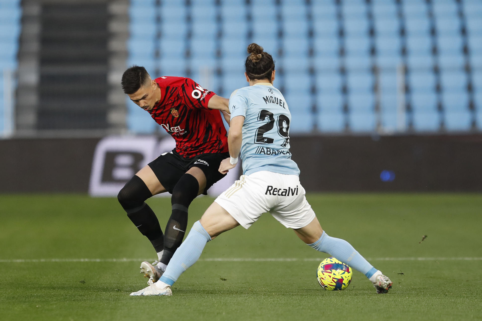 El centrocampista del Celta de Vigo Miguel Rodríguez (d) pugna por un balón con el sueco Dennis Hadzikadunic, del Mallorca, durante el partido de Liga en Primera División en el estadio de Balaídos. EFE/ Salvador Sas 