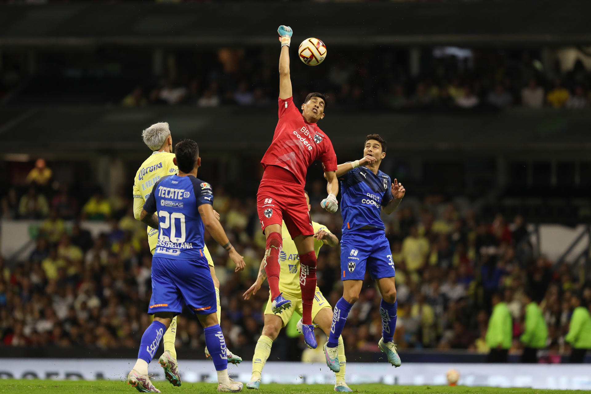 El arquero Esteban Andrada (c) del Monterrey sale por un balón en el partido contra el América. EFE/Sáshenka Gutiérrez