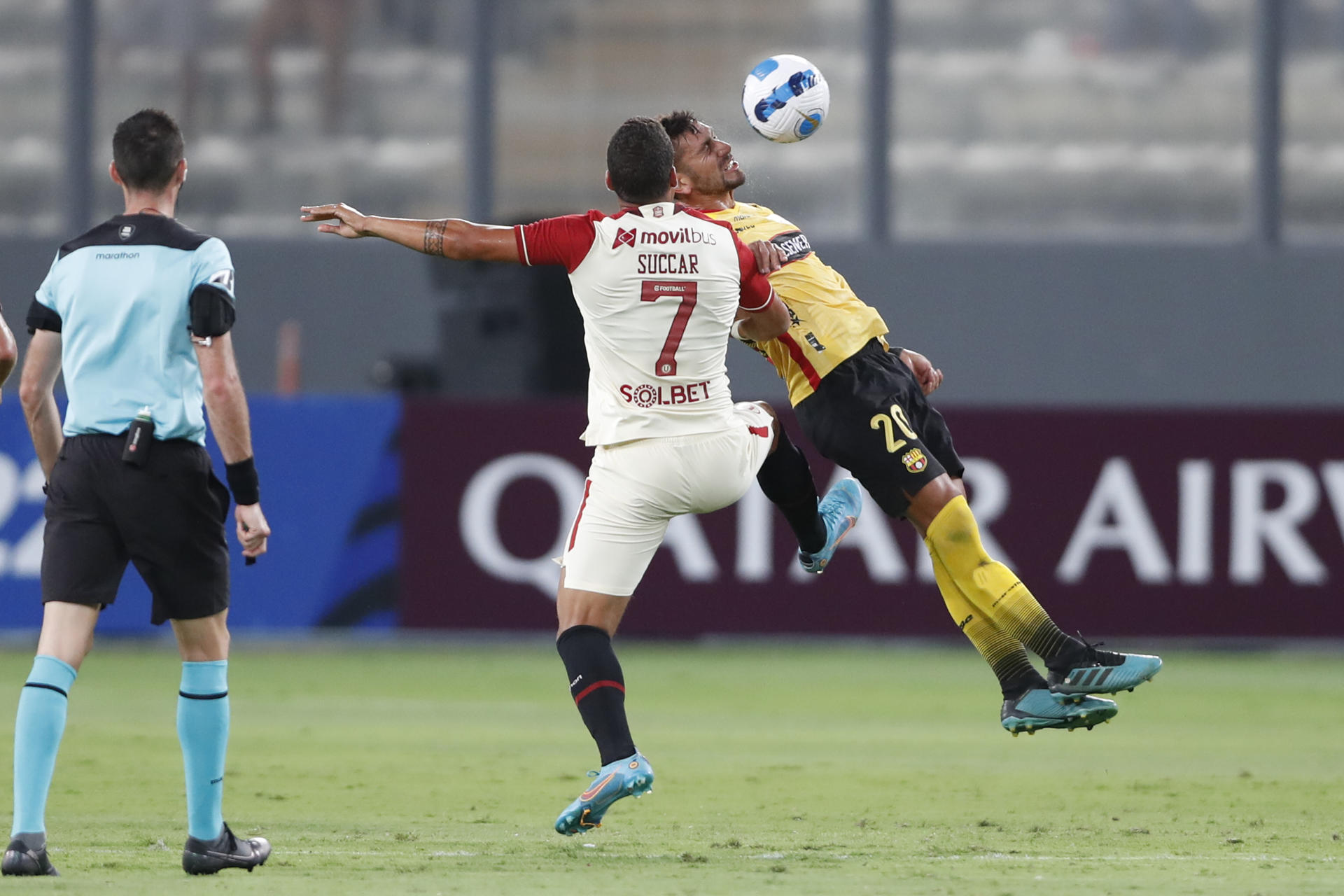 Fotografía de archivo en la que se registró a Alexander Succar (c), delantero de Universitario de Deportes de Perú, quien anotó de penal al minuto 85 el gol con el que su equipo se impuso a domicilio a Gimnasia y Esgrima La Plata, durante un partido del grupo G de la Copa Sudamericana de fútbol. EFE/Paolo Aguilar