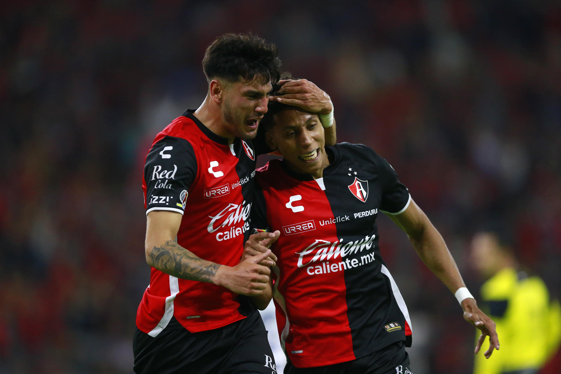 Ozziel Herrera (d) y Alejandro Gómez (i) de Atlas celebran una anotación ante del Guadalajara hoy durante un partido de la jornada 13 del torneo clausura 2023 de la liga de fútbol mexicano disputado en el Estadio Jalisco, en Guadalajara (México). EFE/Francisco Guasco