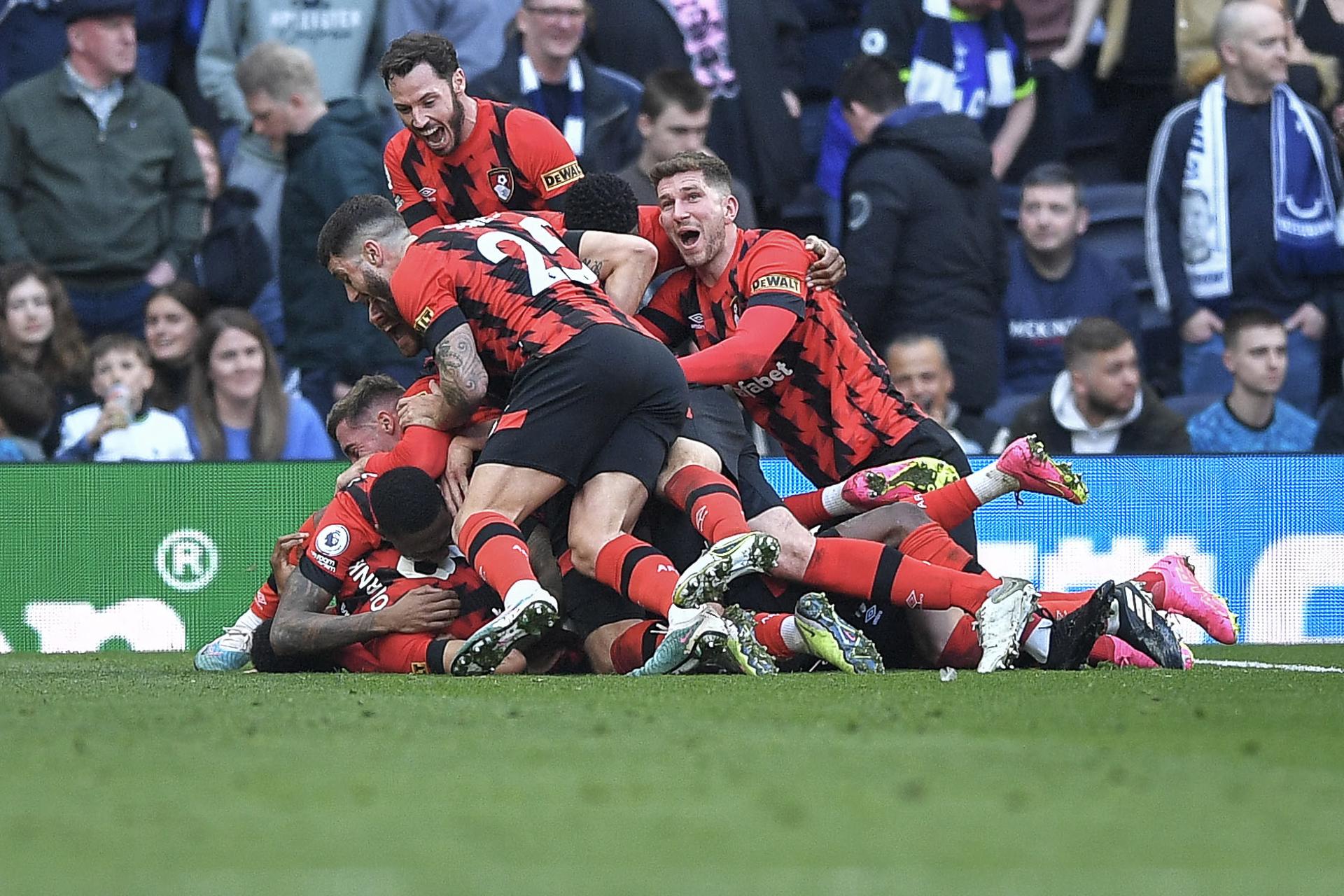 Los jugadores del Bournemouth celebran el 2-3 ante el Tottenham. EFE/EPA/Vince Mignott