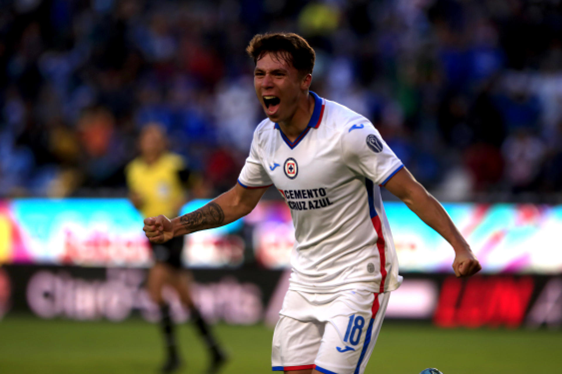 Rodrigo Huescas de Cruz Azul celebra un gol contra Pachuca durante un partido de la jornada 13 del torneo Clausura 2023 del fútbol mexicano, en el Estadio Hidalgo, en Pachuca (México). EFE/David Martínez Pelcastre