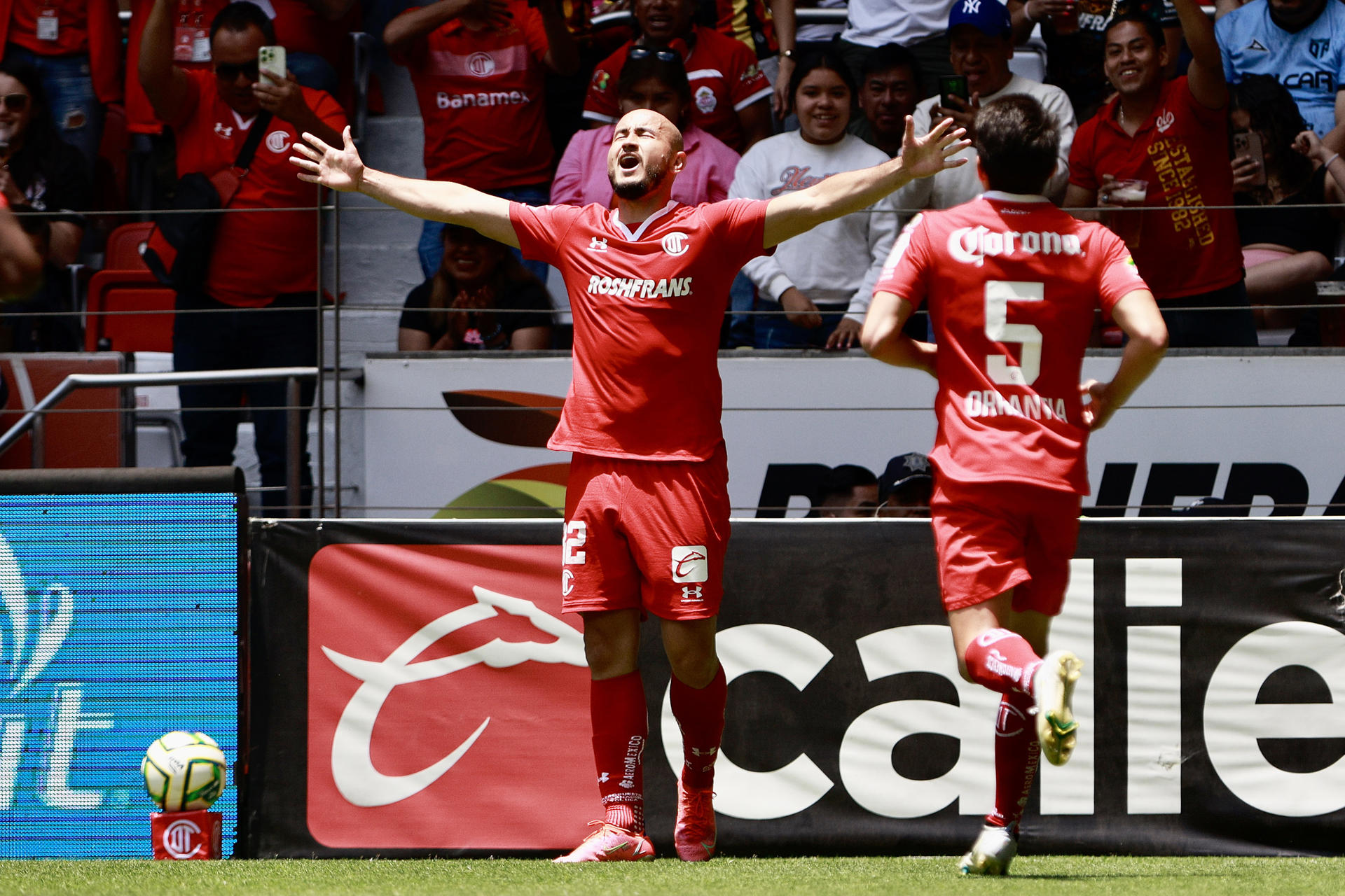 Carlos González (i) del Toluca celebra un gol anotado al Necaxa durante un partido por la jornada 17 del torneo Clausura 2023 del fútbol mexicano hoy, en el estadio Nemesio Diez de Toluca (México). EFE/Felipe Gutiérrez 