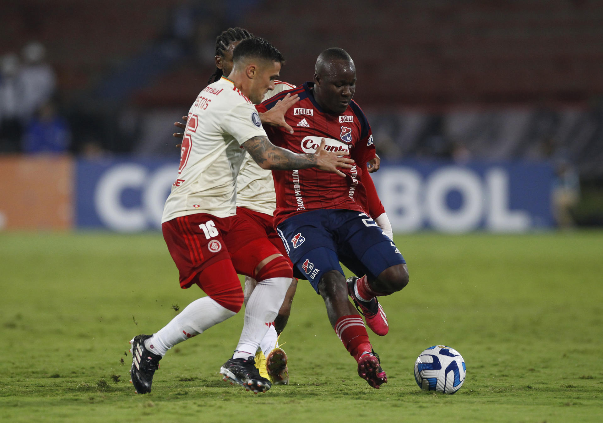 Emerson Batalla (d) de Medellín disputa un balón con Fabricio Bustos de Internacional este 4 de abril de 2024, en un partido de la fase de grupos de la Copa Libertadores. EFE/ Luis Eduardo Noriega A.
