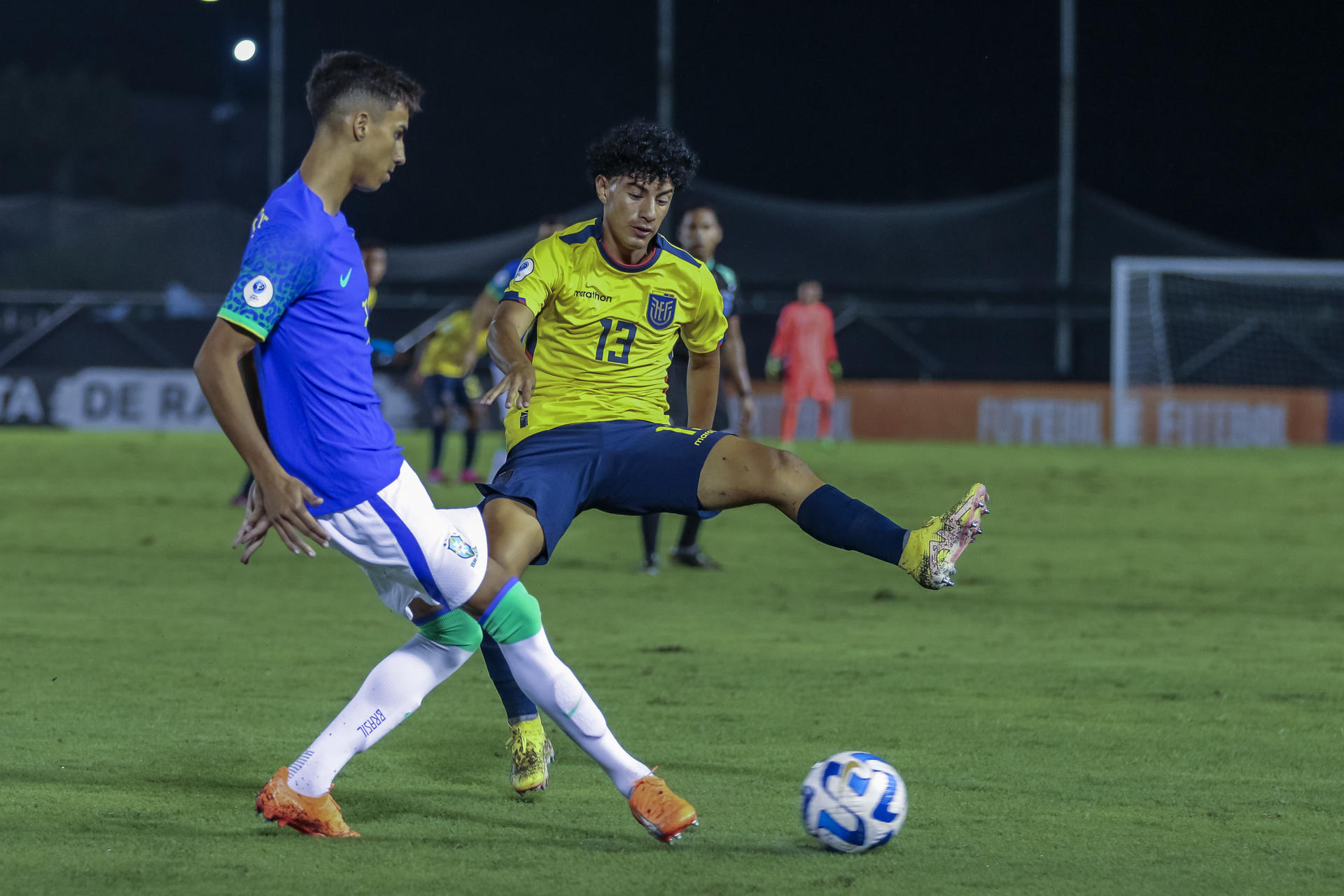 Fotografía de archivo, tomada el pasado 30 de marzo, en la que se registró a Vitor Nunes (i), de la selección brasileña sub'17 de fútbol, durante un partido del torneo Sudamericano sub'17, en Guayaquil (Ecuador). EFE/Jonathan Miranda