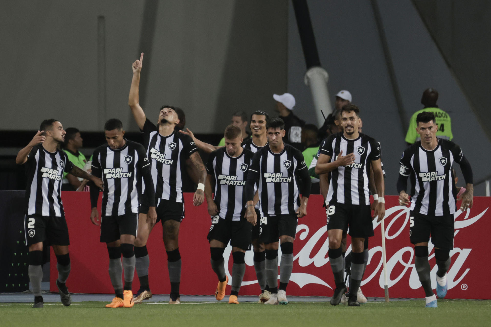 Jugadores del Botafogo de Brasil fueron registrados este jueves, 20 de abril, al celebrar un gol que le anotaron al César Vallejo de Perú, durante un partido del grupo A de la Copa Sudamericana, en el estadio Nilton Santos, en Río de Janeiro (Brasil). EFE/Antonio Lacerda