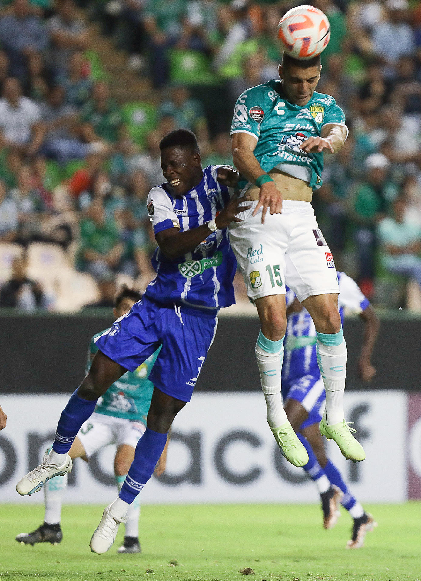 Brian Rubio (d) del León disputa un balón con Fernando Cicerón (d) del Violette Athletic Club de Haití, durante un partido de la Liga de Campeones de Concacaf hoy en el estadio León, en Guanajuato (México). EFE/Luis Ramírez 