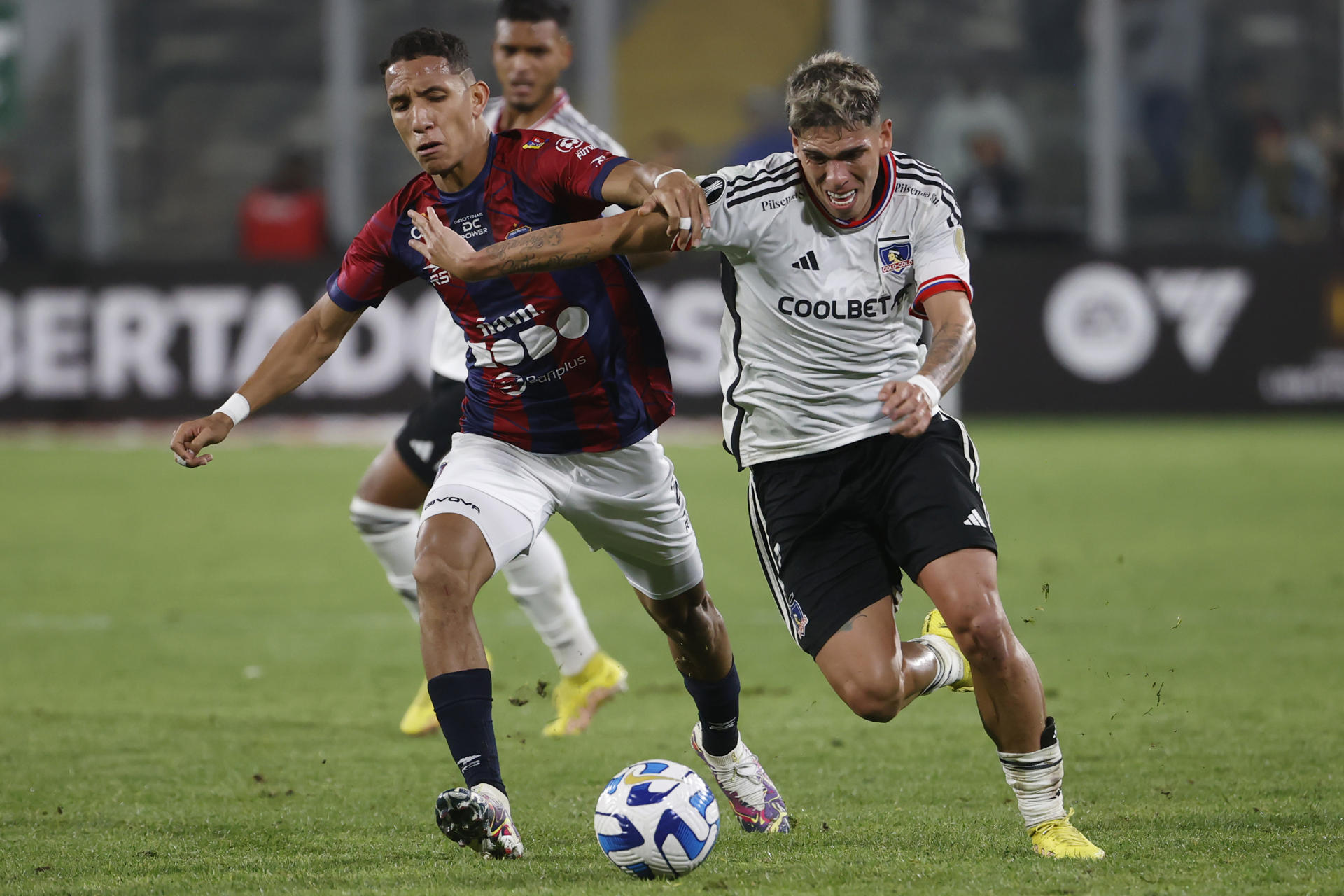 Carlos Palacios (d) de Colo-Colo disputa el balón con Andrés Romero (i) de Monagas durante un partido válido por la fase de grupos de la Copa Libertadores, hoy, en el estadio Monumental de Santiago (Chile). EFE/ Elvis González 