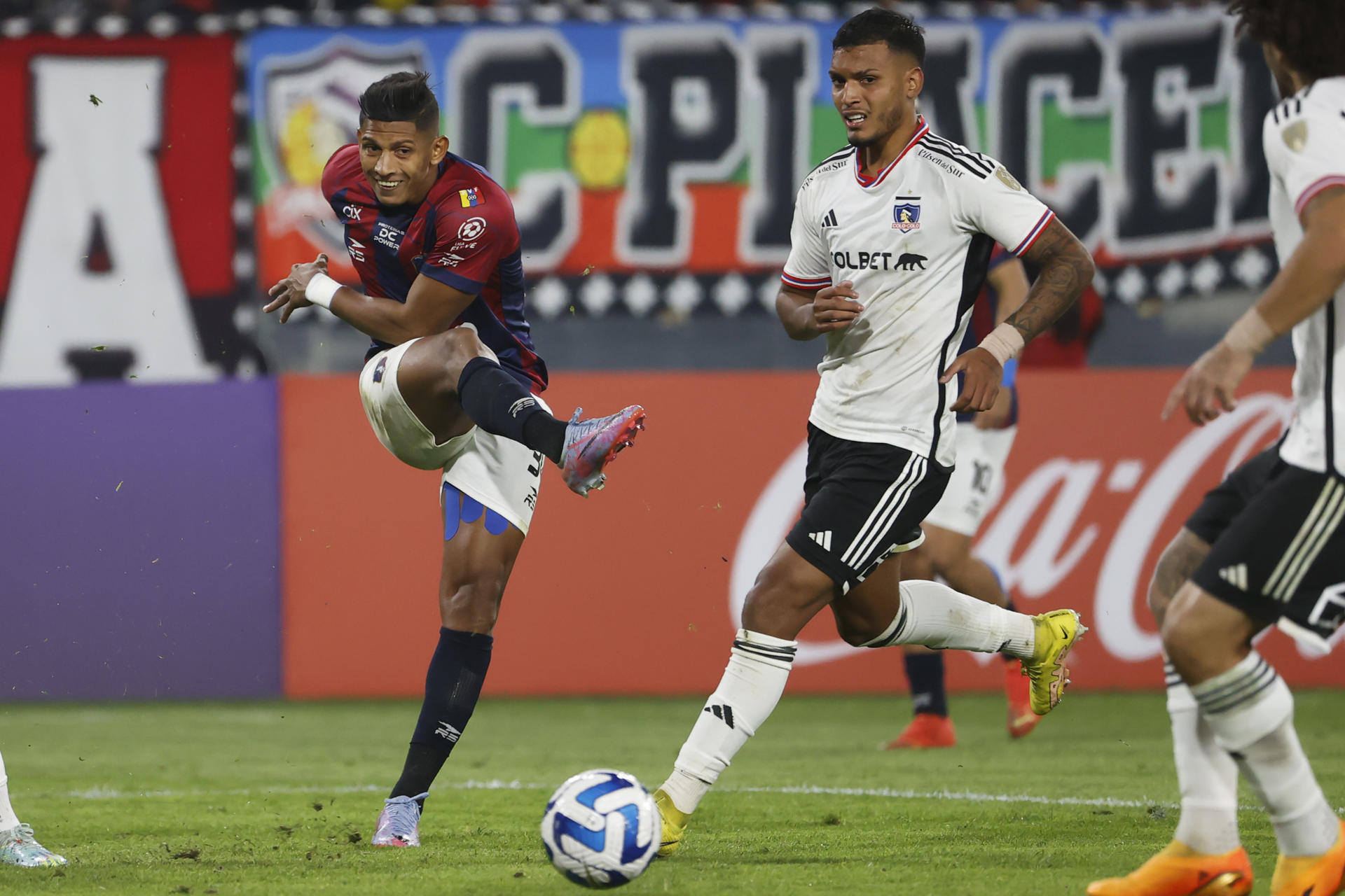 Daniel Gutiérrez (d) de Colo-Colo disputa el balón con Edson Castillo (i) de Monagas durante un partido válido por la fase de grupos de la Copa Libertadores, hoy, en el estadio Monumental de Santiago (Chile). EFE/ Elvis González