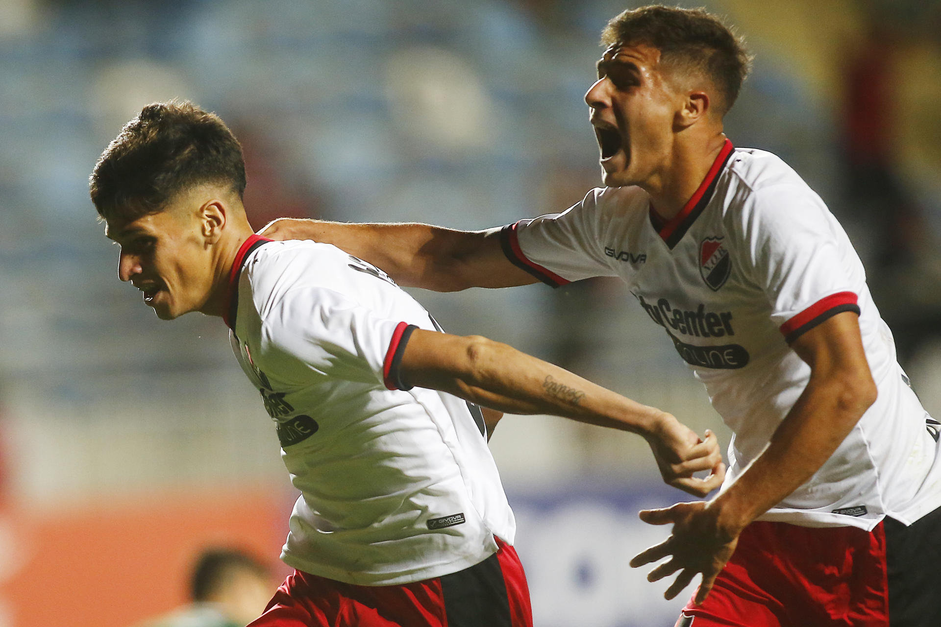 Brian Aguirre de Newell's celebra el primer gol frente a Audax Italiano, durante un partido válido por la fase de grupos de la Copa Conmebol Sudamericana 2023, este 4 de abril de 2023. EFE/ Esteban Garay.