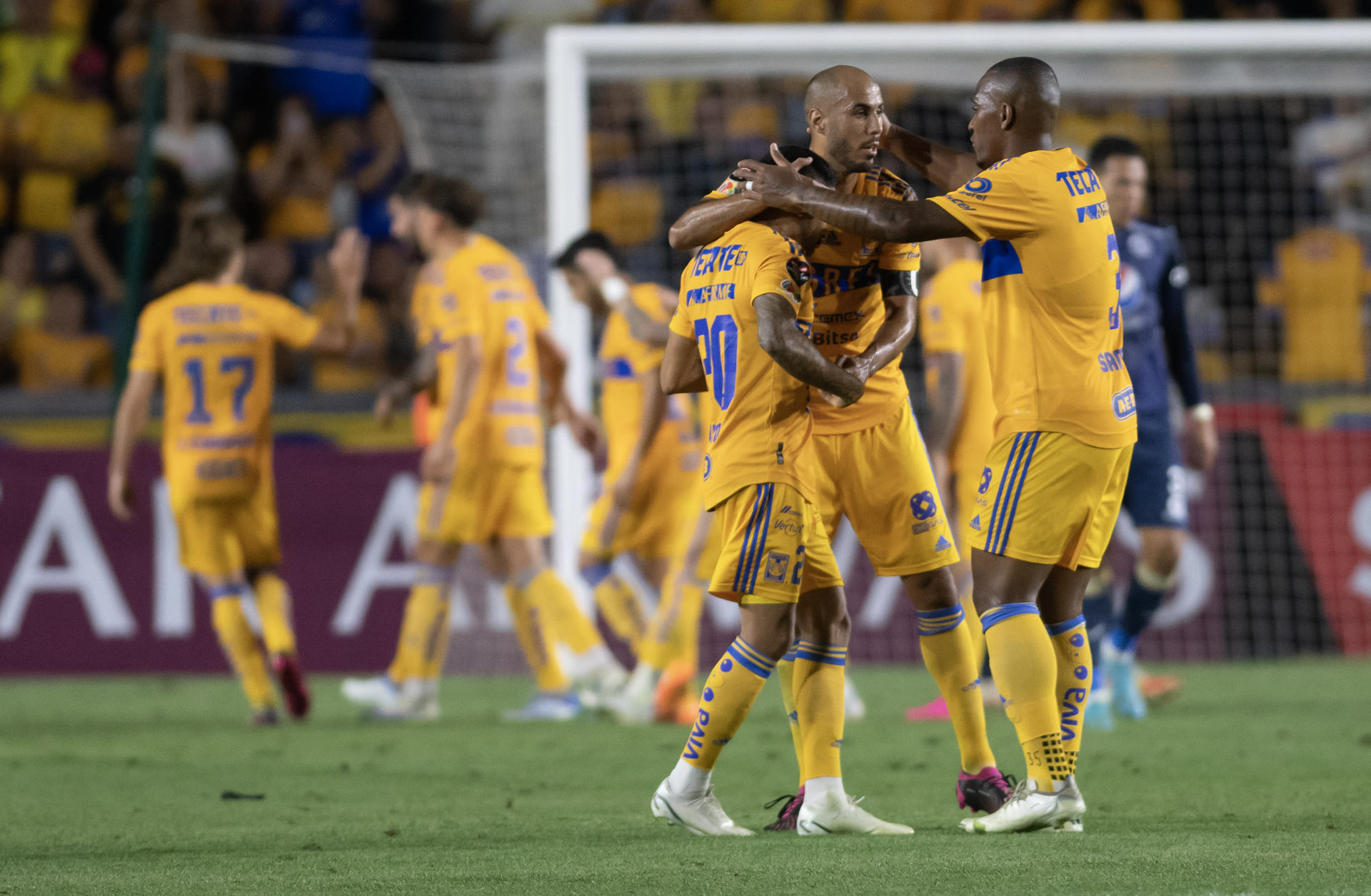 Los jugadores de Tigres celebran un gol ante Motagua de Honduras hoy, durante el partido de vuelta correspondiente a los cuartos de final de la liga de campeones de la CONCACAF, en el estadio Universitario de la ciudad de Monterrey (México). EFE/Miguel Sierra