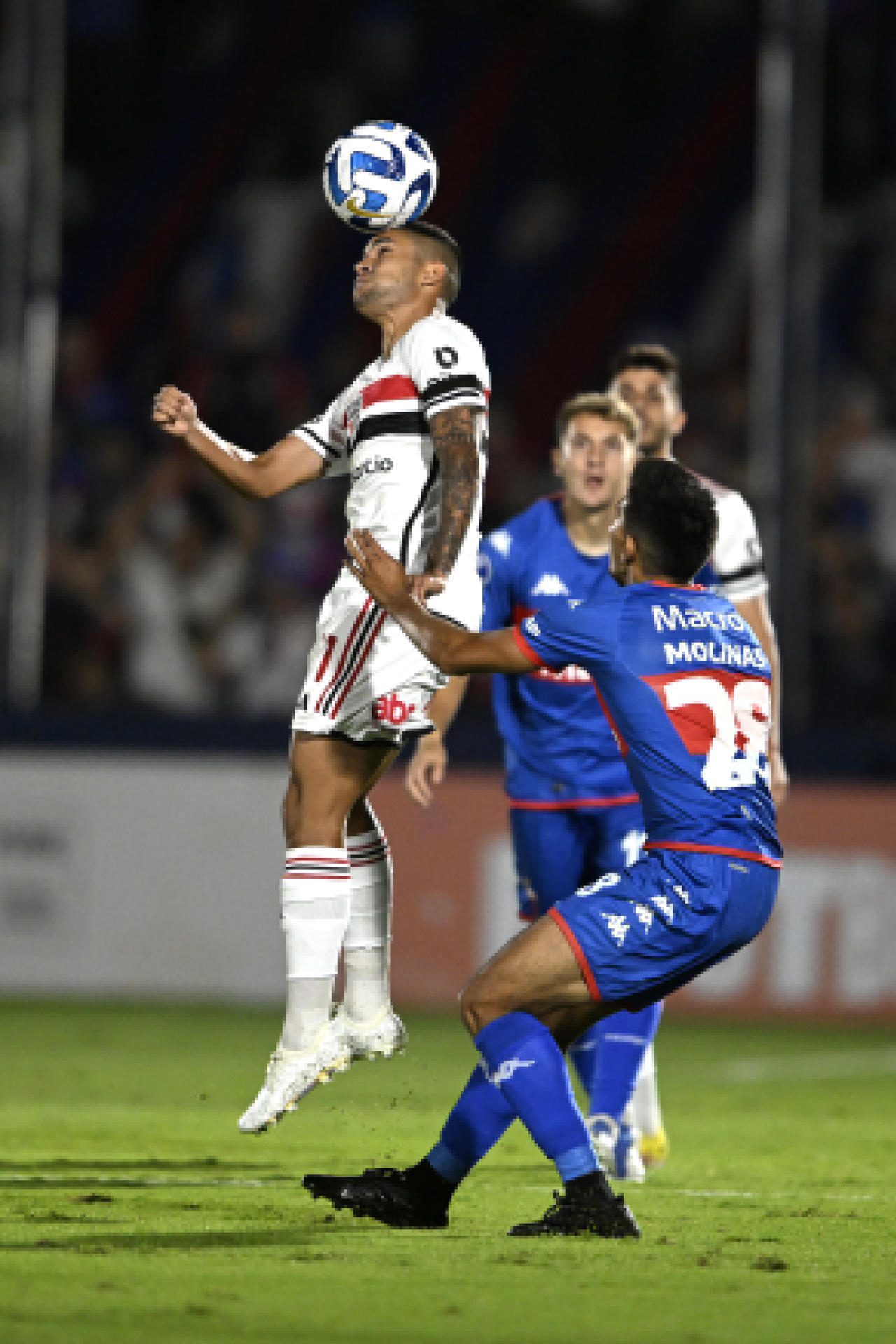 Aaron Molinas (d), del Tigre de Argentina, fue registrado este jueves, 6 de abril, al disputar un balón con Rodrigo Néstor (i), del Sao Paulo de Brasil, durante un partido del Grupo D de la Copa Sudamericana, en el Estadio José Dellagiovanna, en San Fernando (provincia de Buenos Aires, Argentina). EFE/Diego Haliasz 