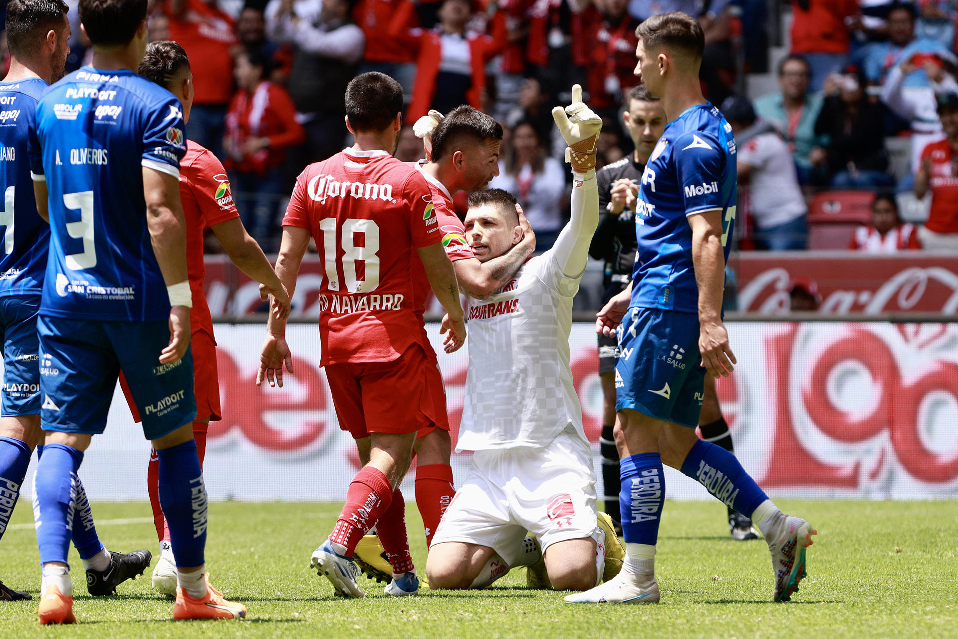 Tiago Volpi (c) del Toluca, celebra un gol anotado al Necaxa, durante un partido por la jornada 17 del torneo Clausura 2023 del fútbol mexicano hoy, en el estadio Nemesio Diez de Toluca (México). EFE/Felipe Gutiérrez