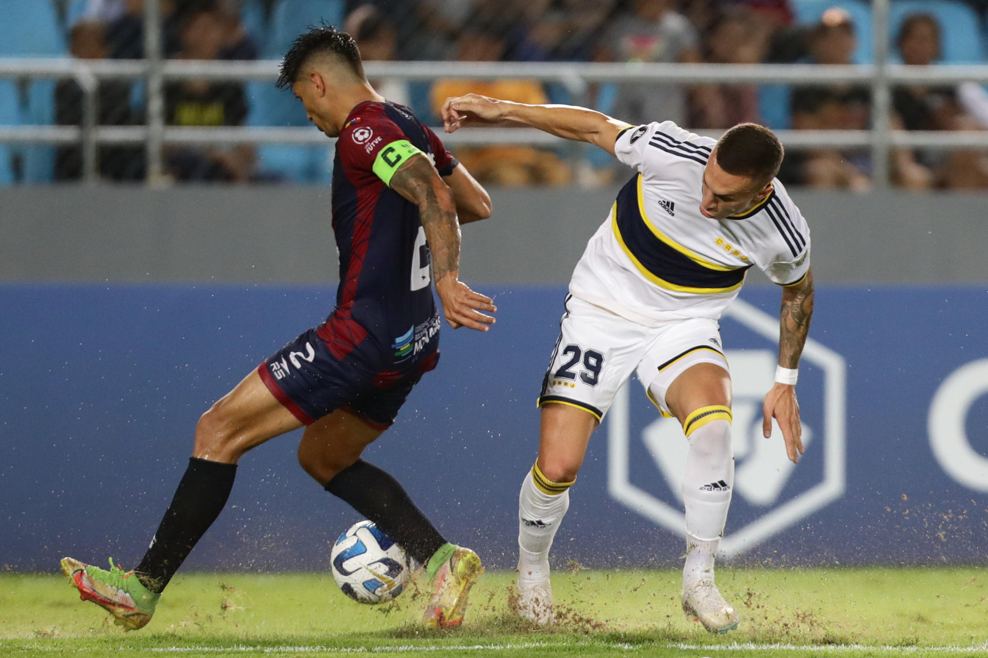 Rubén Ramírez (i), del Monagas de Venezuela, fue registrado este jueves, 6 de abril, al disputar un balón con Norberto Briasco, del Boca Juniors de Argentina, durante un partido del grupo F de la Copa Libertadores, en estadio Monumental de Maturín, en Maturín (Venezuela). EFE/Rayner Peña