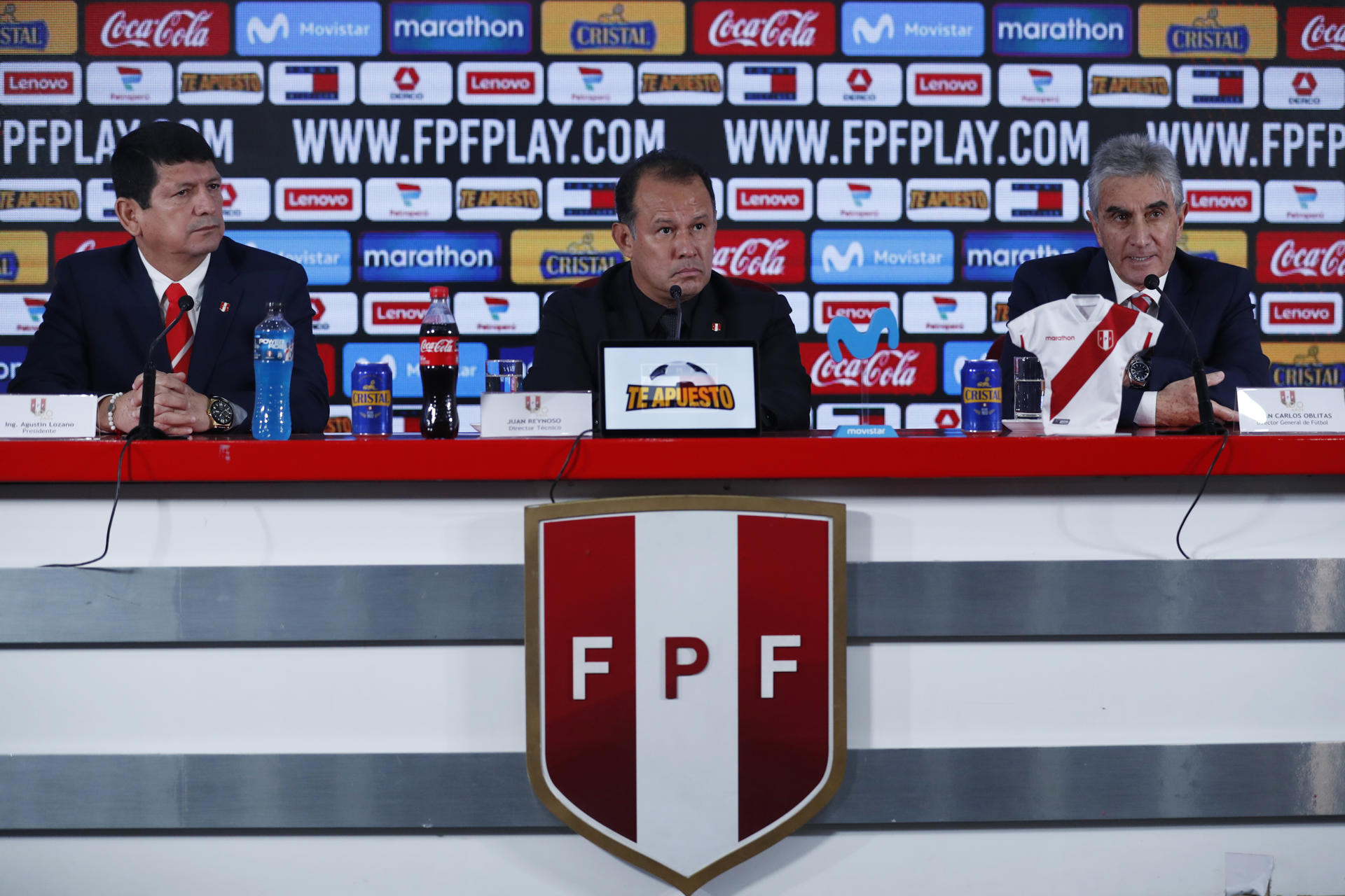 Fotografía de archivo en la que se registró al seleccionador del equipo nacional masculino de fútbol de Perú, Juan Reynoso (c), junto al presidente de la Federación Peruana de Fútbol (FPF), Agustín Lozano (i), y al director general de las selecciones peruanas de fútbol, Juan Carlos Oblitas (d), en Lima (Perú). EFE/Paolo Aguilar