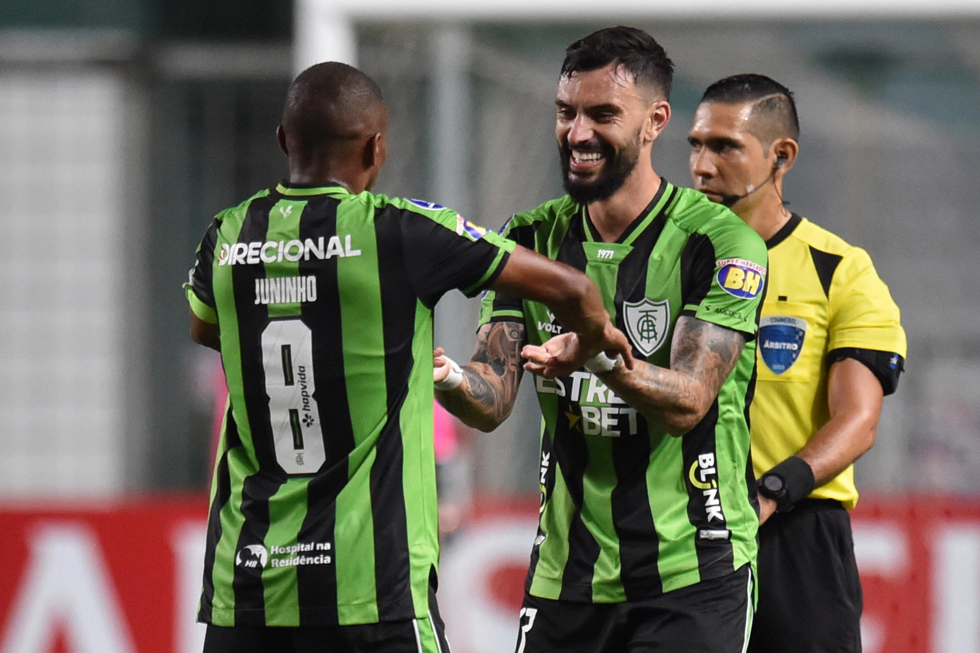 Mastriani (d) de America celebra un gol hoy, en un partido de la fase de grupos de la Copa Sudamericana entre America-MG y Peñarol en el estadio Independencia, en Belo Horizonte (Brasil). EFE/ Yuri Edmundo 