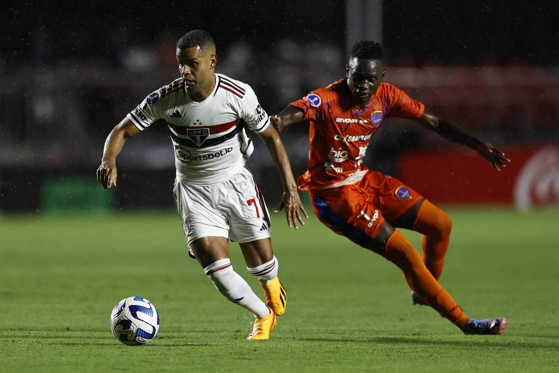 Alisson (i) de Sao Paulo disputa un balón con Danny Pérez de Puerto Cabello hoy, en un partido de la fase de grupos de la Copa Sudamericana entre Sao Paulo y Puerto Cabello en el estadio Morumbi en Sao Paulo (Brasil). EFE/Isaac Fontana 