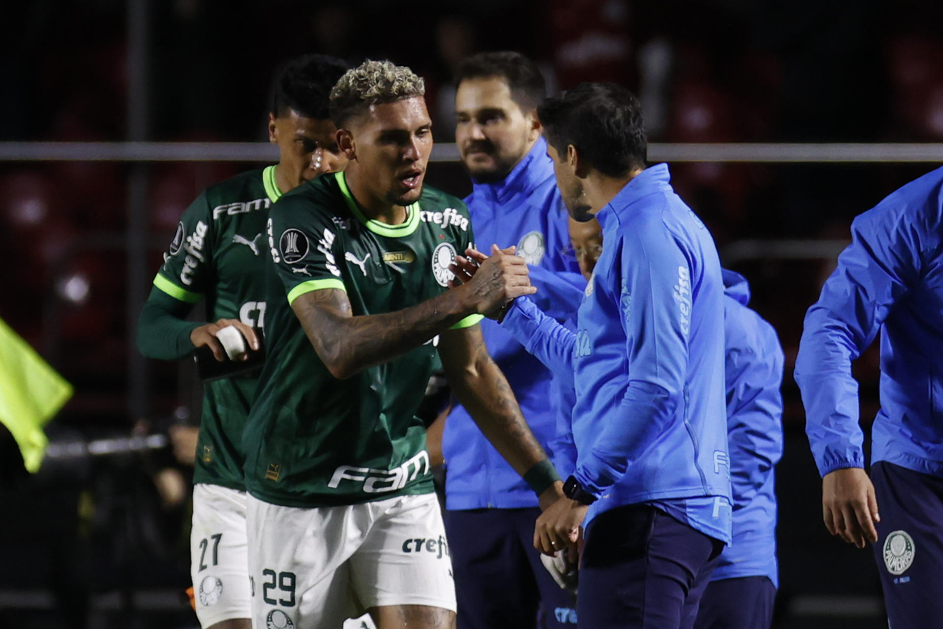 Rafael Navarro (c), del Palmeiras de Brasil, fue registrado este jueves, 20 de abril, al celebrar, con su técnico, Abel Ferreira, un gol que le anotó al Cerro Porteño de Paraguay, durante un partido del grupo C de la Copa Libertadores, en el estadio Morumbi, en Sao Paulo (Brasil). EFE/Sebastiao Moreira 