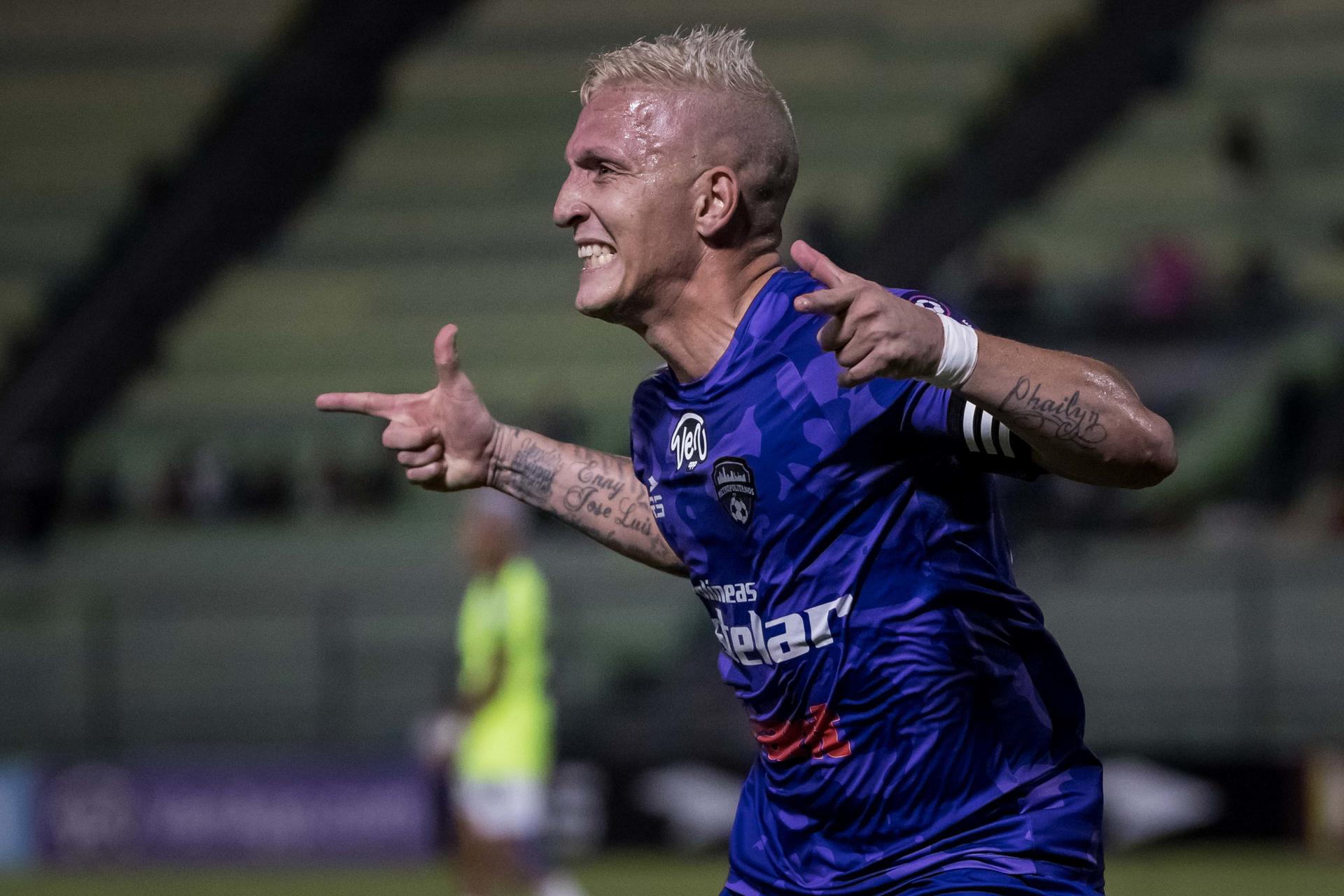 Charlis Ortiz, del Metropolitano, celebra un gol, en una fotografía de archivo. EFE/Miguel Gutiérrez