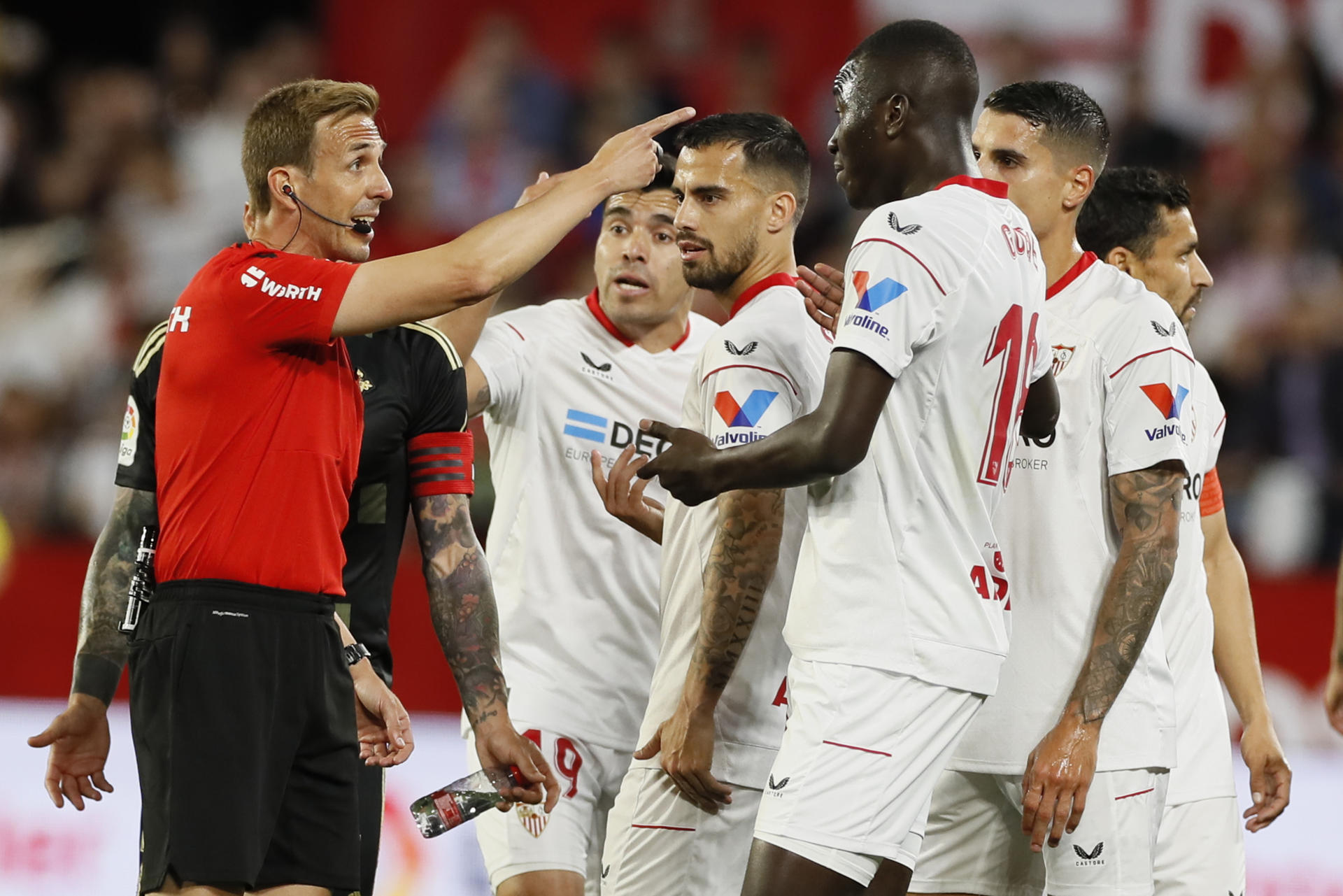 El árbitro Pizarro Gómez expulsa a Pape Alassane Gueye, del Sevilla, durante el partido de Liga en Primera División que Sevilla FC y Celta de Vigo disputan en el estadio Ramón Sánchez-Pizjuán. EFE/José Manuel Vidal 