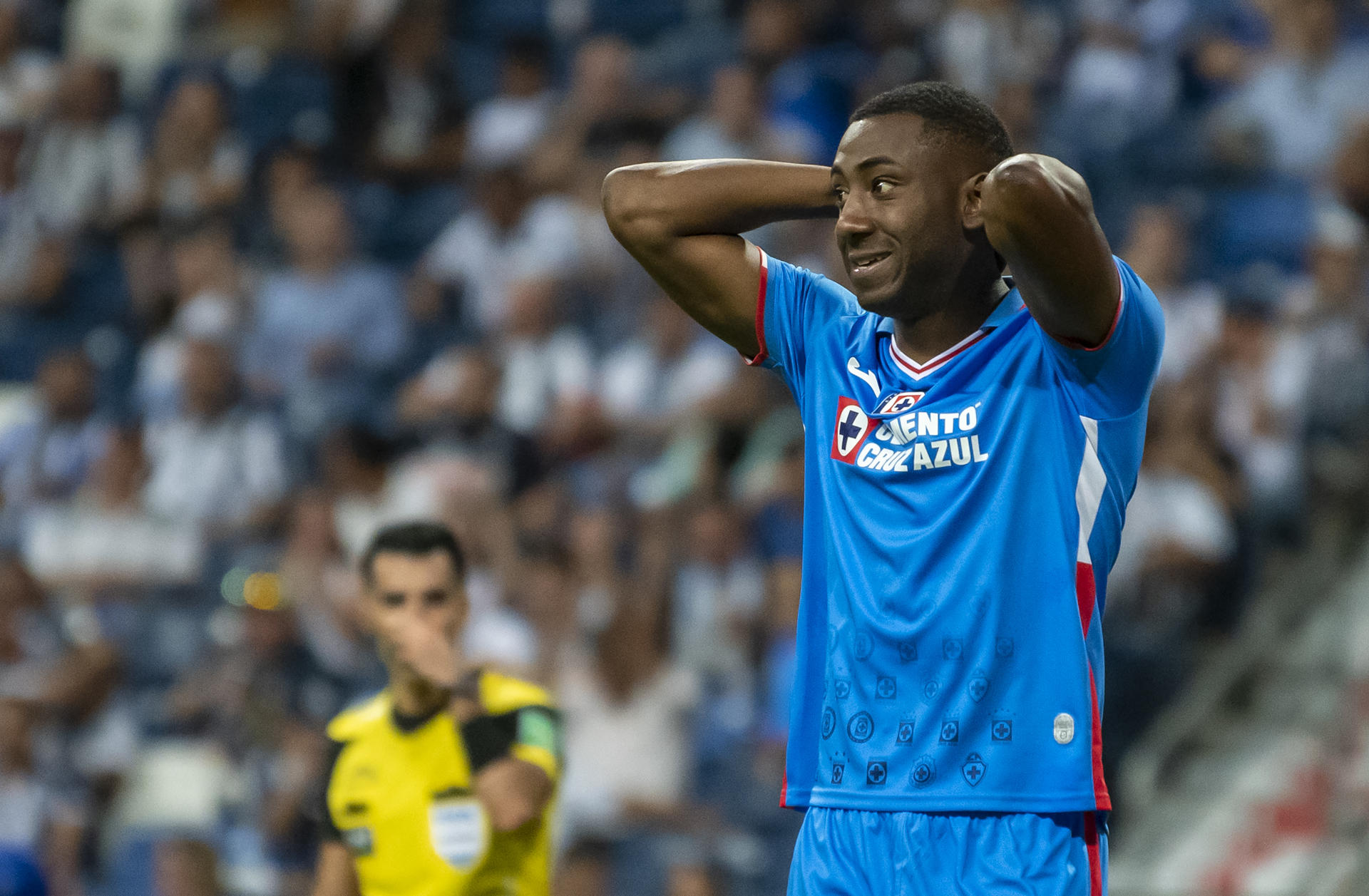 Fotografía de archivo en donde se observa a Michael Estrada de Cruz Azul durante un partido celebrado en el estadio BBVA de la ciudad de Monterrey (México). EFE/Miguel Sierra