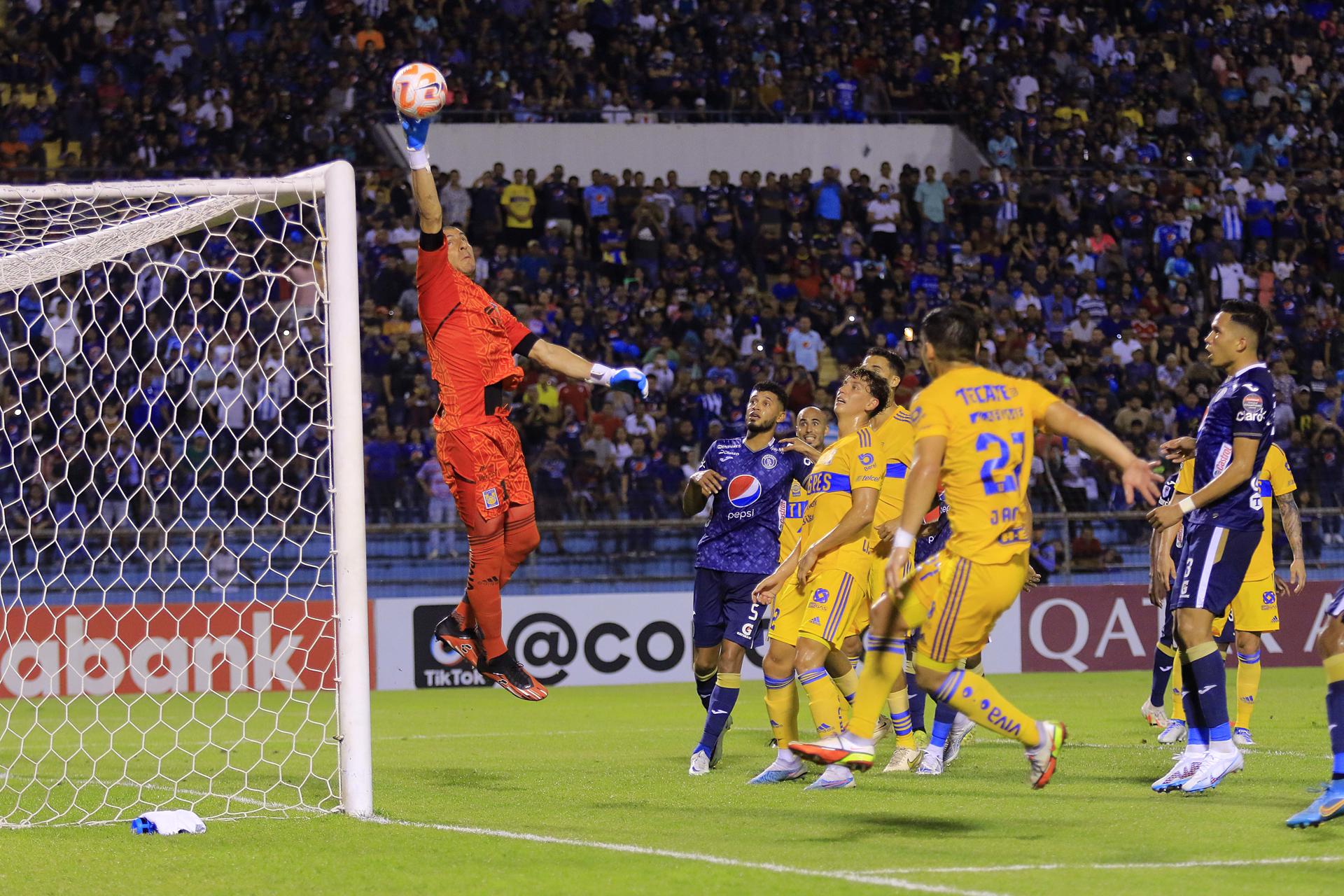 Nahuel Gúzman (i), portero de Tigres de México, fue registrado este miércoles, 5 de abril, al atajar un disparo de los jugadores del Motagua de Honduras, durante el partido de ida de esta llave de los cuartos de final de la Liga de Campeones de la Concacaf, en el estadio Olímpico Metropolitano, en San Pedro Sula (Honduras). EFE/José Valle 