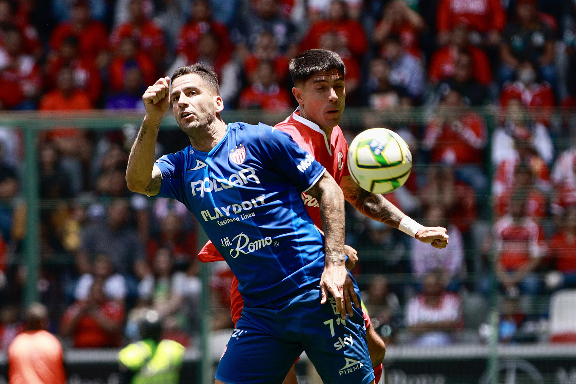 Edgar Méndez (i) del Necaxa disputa un balón con Valber Huerta (d) del Toluca durante un partido por la jornada 17 del torneo Clausura 2023 del fútbol mexicano hoy, en el estadio Nemesio Diez de Toluca (México). EFE/Felipe Gutiérrez 