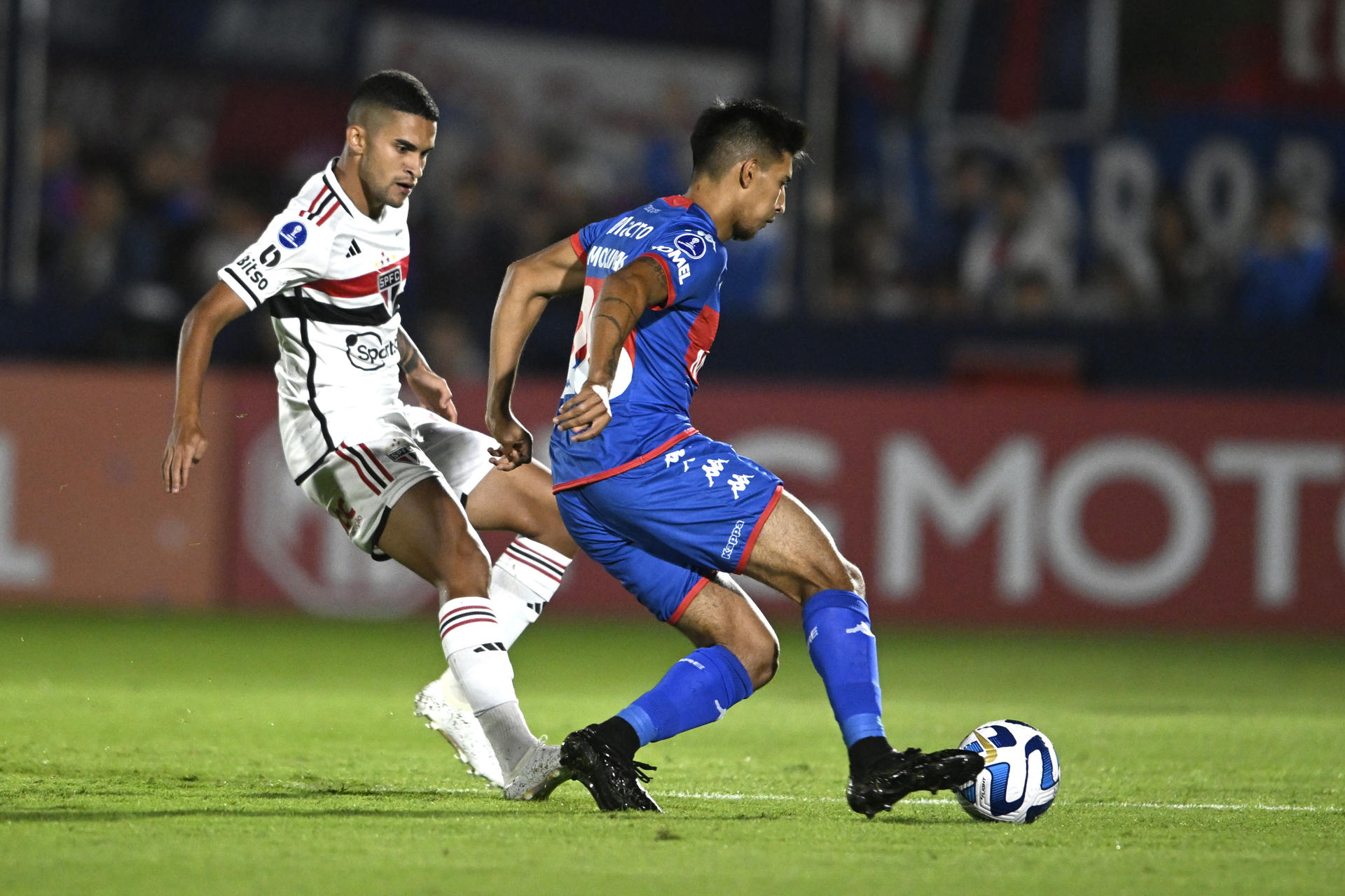 Aaron Molinas (d), del Tigre de Argentina, fue registrado este jueves, 6 de abril, al disputar un balón con Rodrigo Néstor, del Sao Paulo de Brasil, durante un partido del Grupo D de la Copa Sudamericana, en el Estadio José Dellagiovanna, en San Fernando (provincia de Buenos Aires, Argentina). EFE/Diego Haliasz 