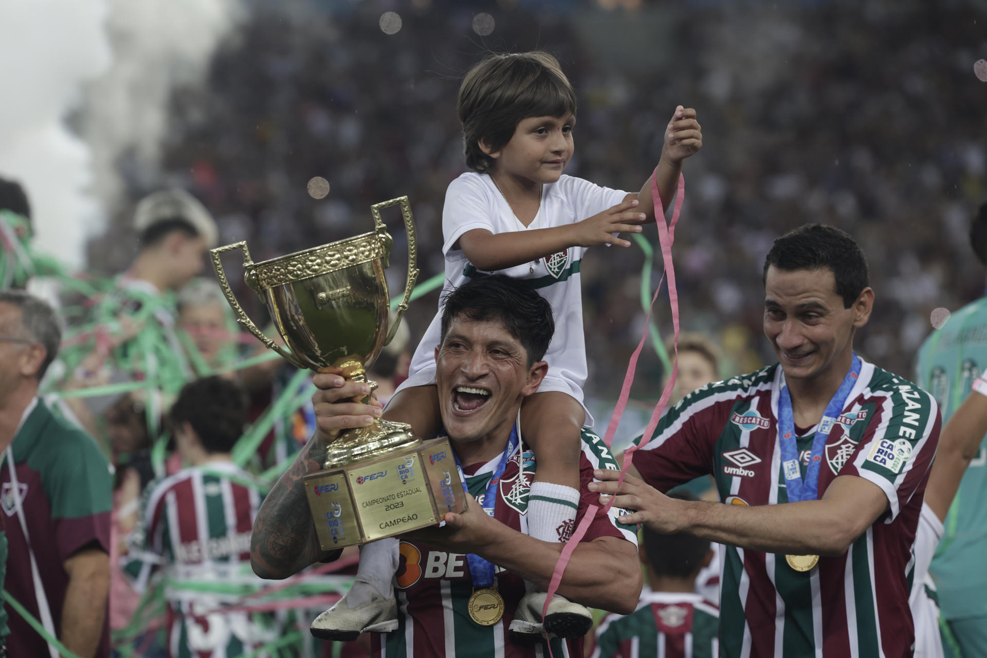 Germán Cano (c) de Fluminense sostiene la copa mientras celebra el triunfo hoy al finalizar un partido por el campeonato Carioca en el estadio Maracaná de Rio de Janeiro (Brasil). EFE Antonio Lacerda