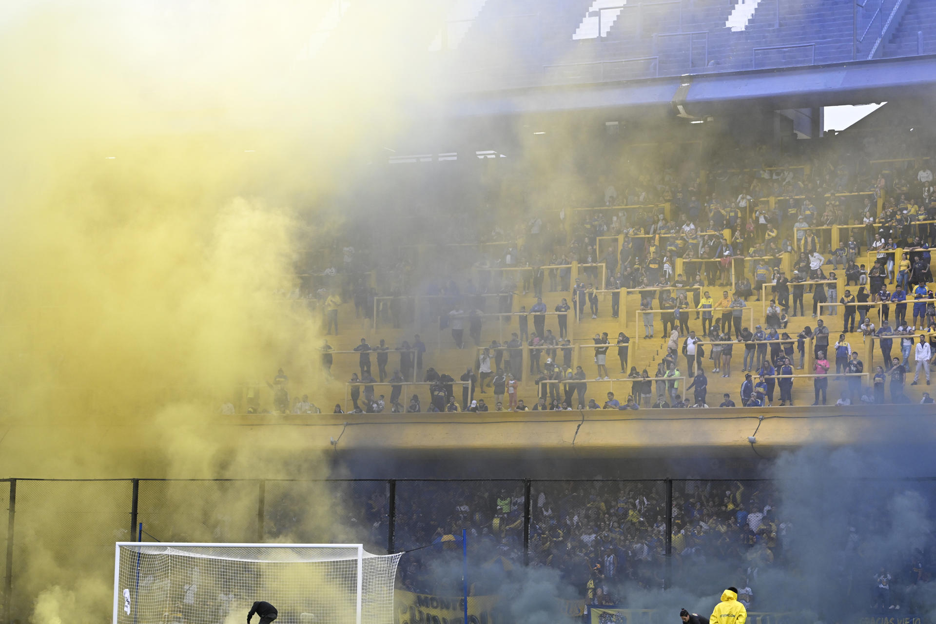 Aficionados de Boca animan durante un partido de la Liga femenina argentina entre Boca Juniors y River Plate, el 2 de abril de 2023, en el estadio La Bombonera, en Buenos Aires (Argentina). EFE/ Diego Halaisz