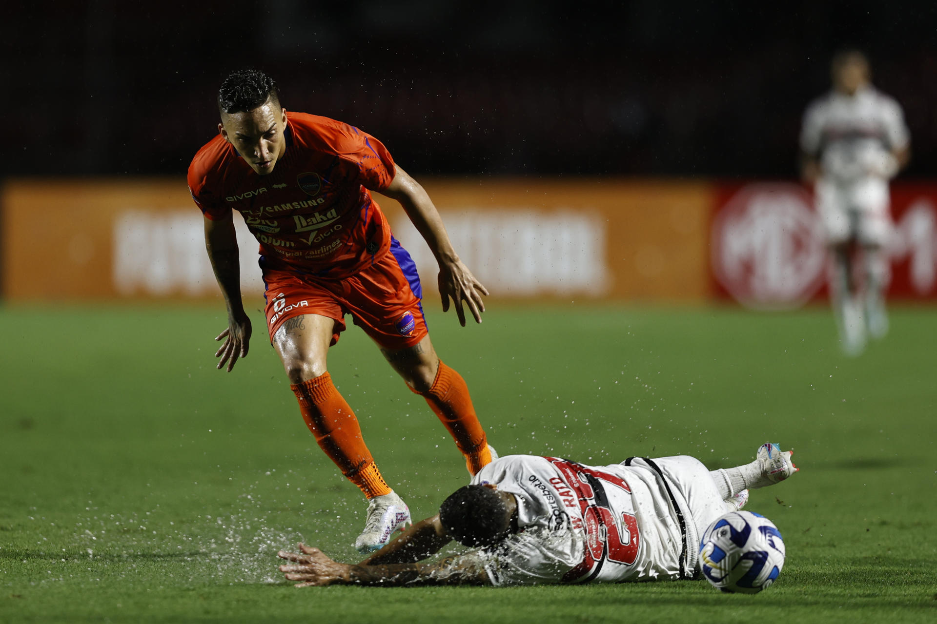 Wellington Rato (abajo) de Sao Paulo disputa un balón con Junior Cedeño de Puerto Cabello hoy, en un partido de la fase de grupos de la Copa Sudamericana entre Sao Paulo y Puerto Cabello en el estadio Morumbi en Sao Paulo (Brasil). EFE/Isaac Fontana 