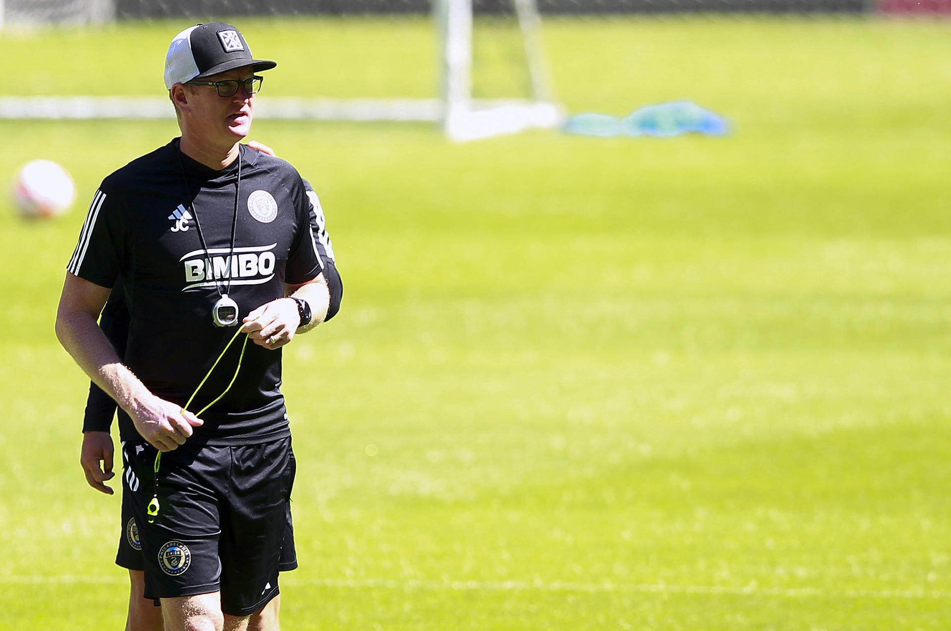 El entrenador de Philadelphia Union, Jim Curtin, dirige a su equipo durante entrenamiento previo al partido contra Atlas por los cuartos de final de la Liga de Campeones Concacaf hoy, en el estadio Jalisco. (México). EFE/ Francisco Guasco