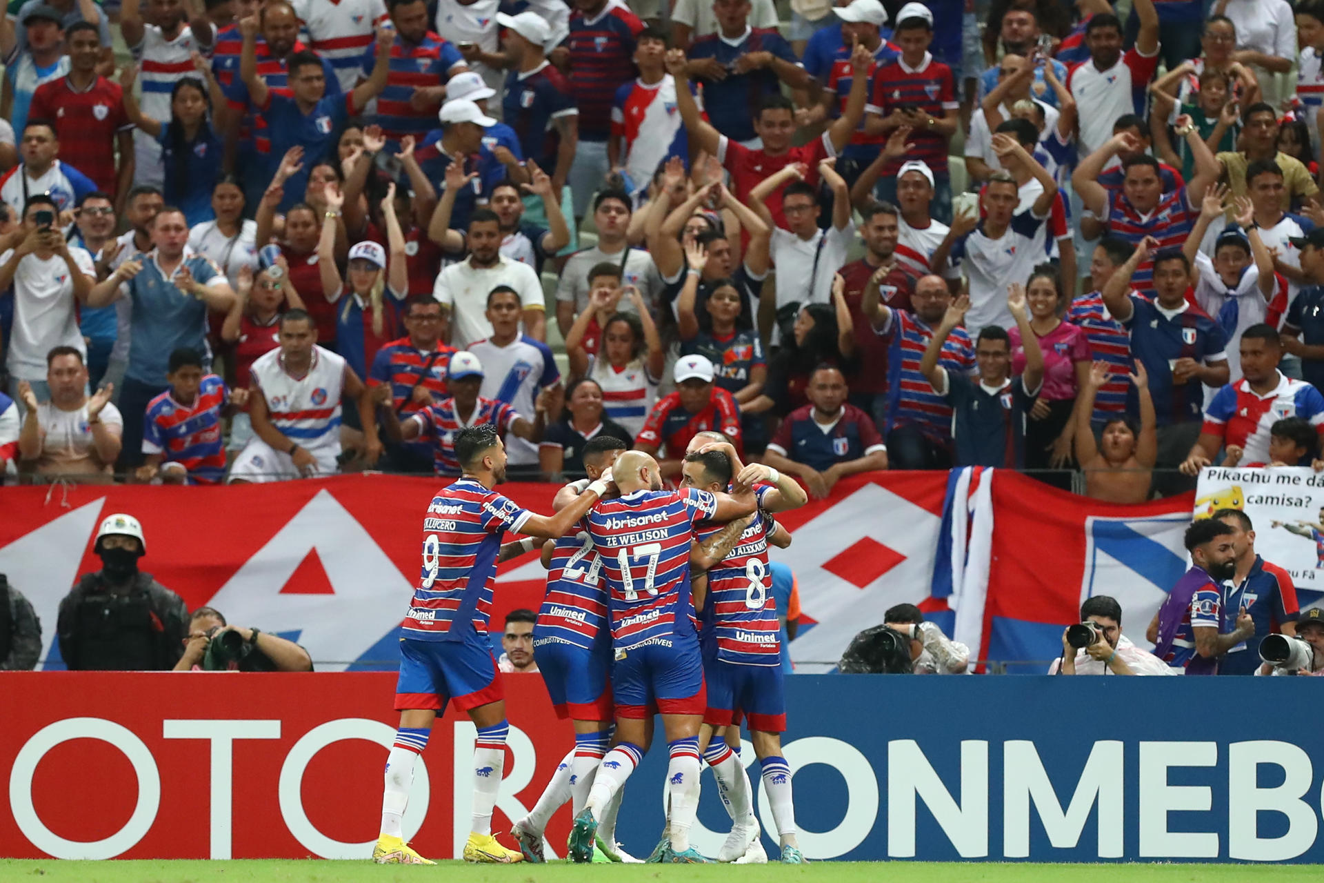 Jugadores de Fortaleza celebran un gol en la Copa Sudamericana, en una fotografía de archivo. EFE/ Jarbas Oliveira