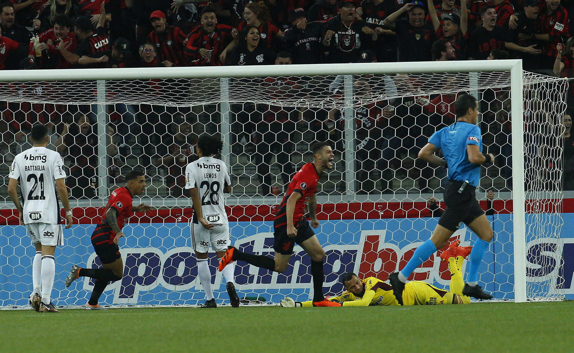 Vitor Roque (c) de Paranaense celebra luego de anotar un gol hoy, durante un partido de la Copa Libertadores entre el Club Athletico Paranaense y el Clube Atlético Mineiro, en el estadio Arena da baixada en Curitiba, estado Paraná (Brasil). EFE/Hedeson Alves 