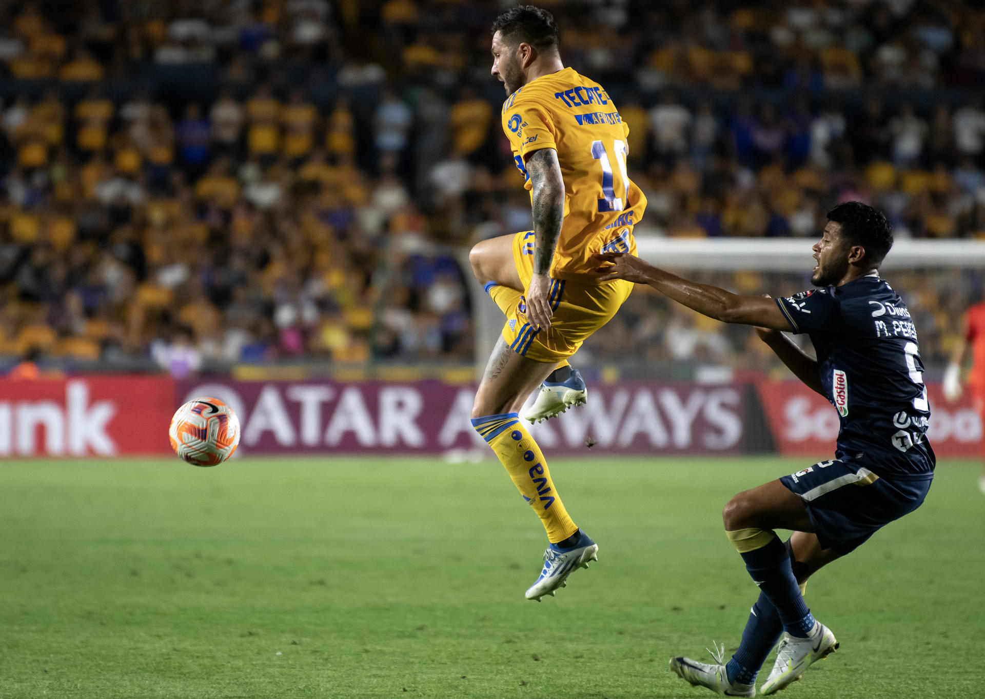 Andre Gignac (i) de Tigres disputa el balón con Marcelo Pereira de Motagua de Honduras hoy, durante el partido de vuelta correspondiente a los cuartos de final de la liga de campeones de la CONCACAF, en el estadio Universitario de la ciudad de Monterrey (México). EFE/Miguel Sierra 