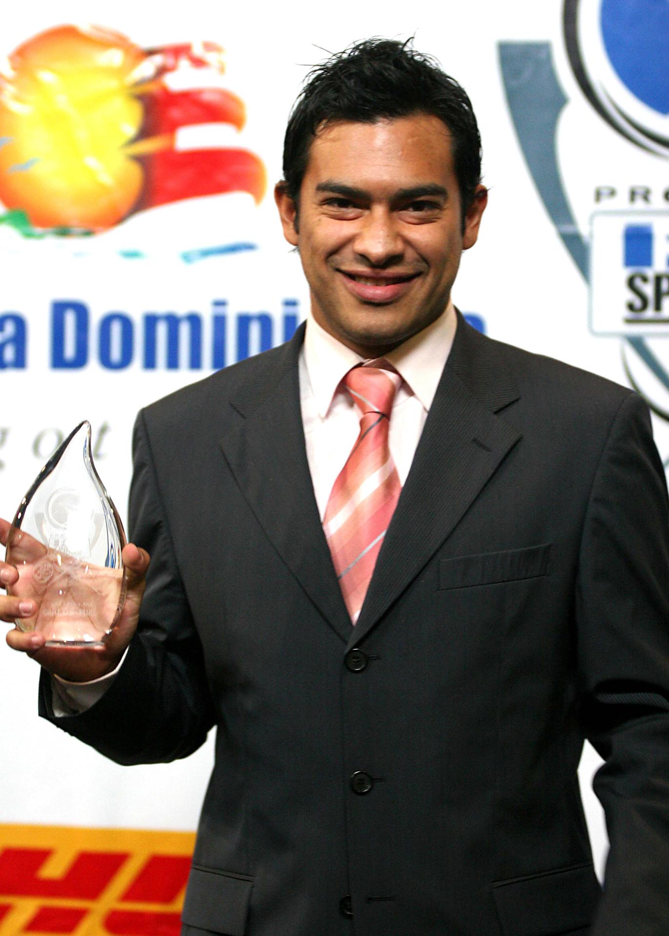 Fotografía de archivo fechada el 5 de diciembre de 2005 del exfutbolista guatemalteco Carlitos "El Pescadito" Ruiz durante la tercera entrega de los Premios Fox en Miami, Florida. EFE/Zayra Morales