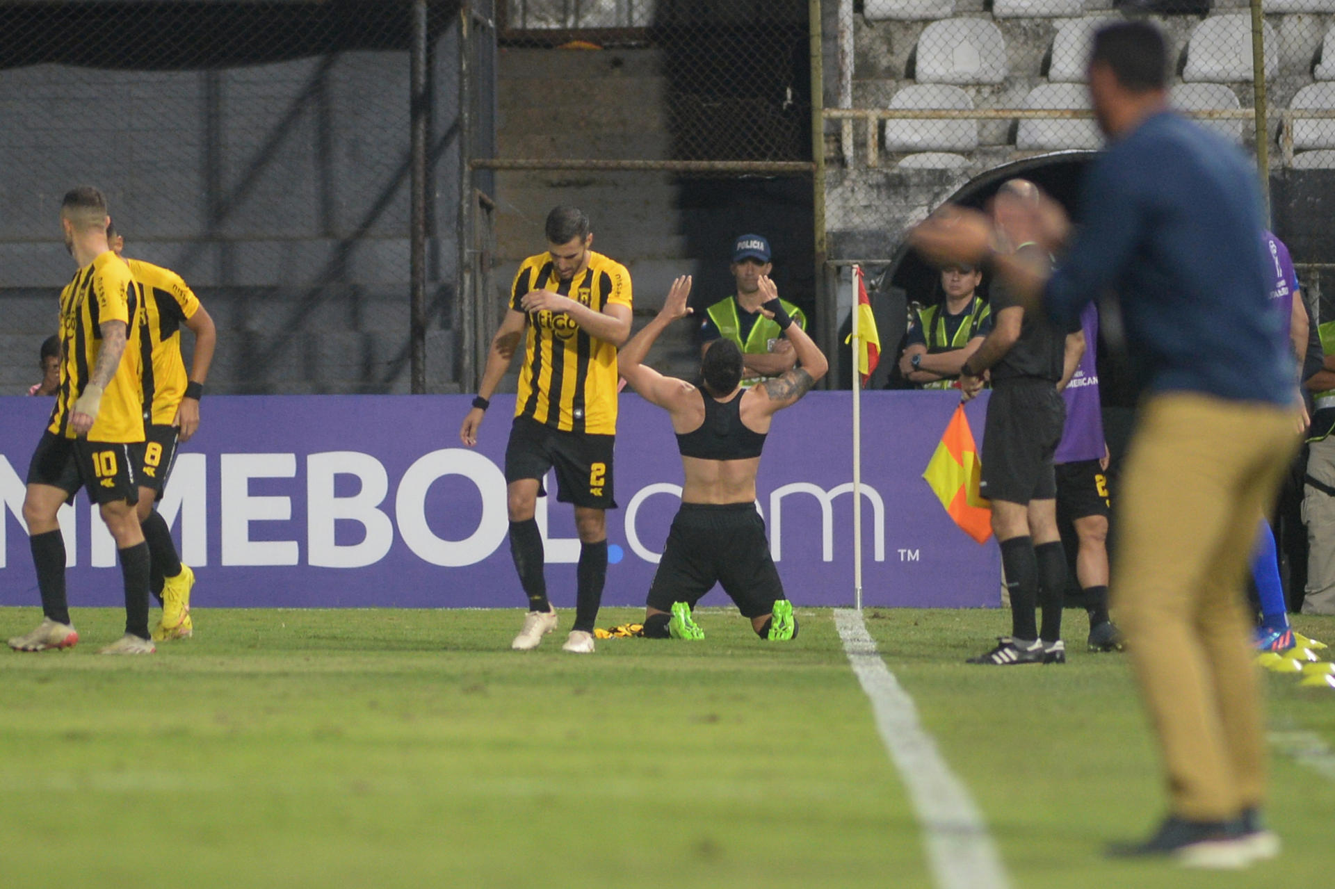 Facundo Barceló (d) de Guaraní celebra un gol hoy, en un partido de la fase de grupos de la Copa Sudamericana entre Guaraní y Danubio en el estadio Manuel Ferreira, en Asunción (Paraguay). EFE/ Daniel Piris