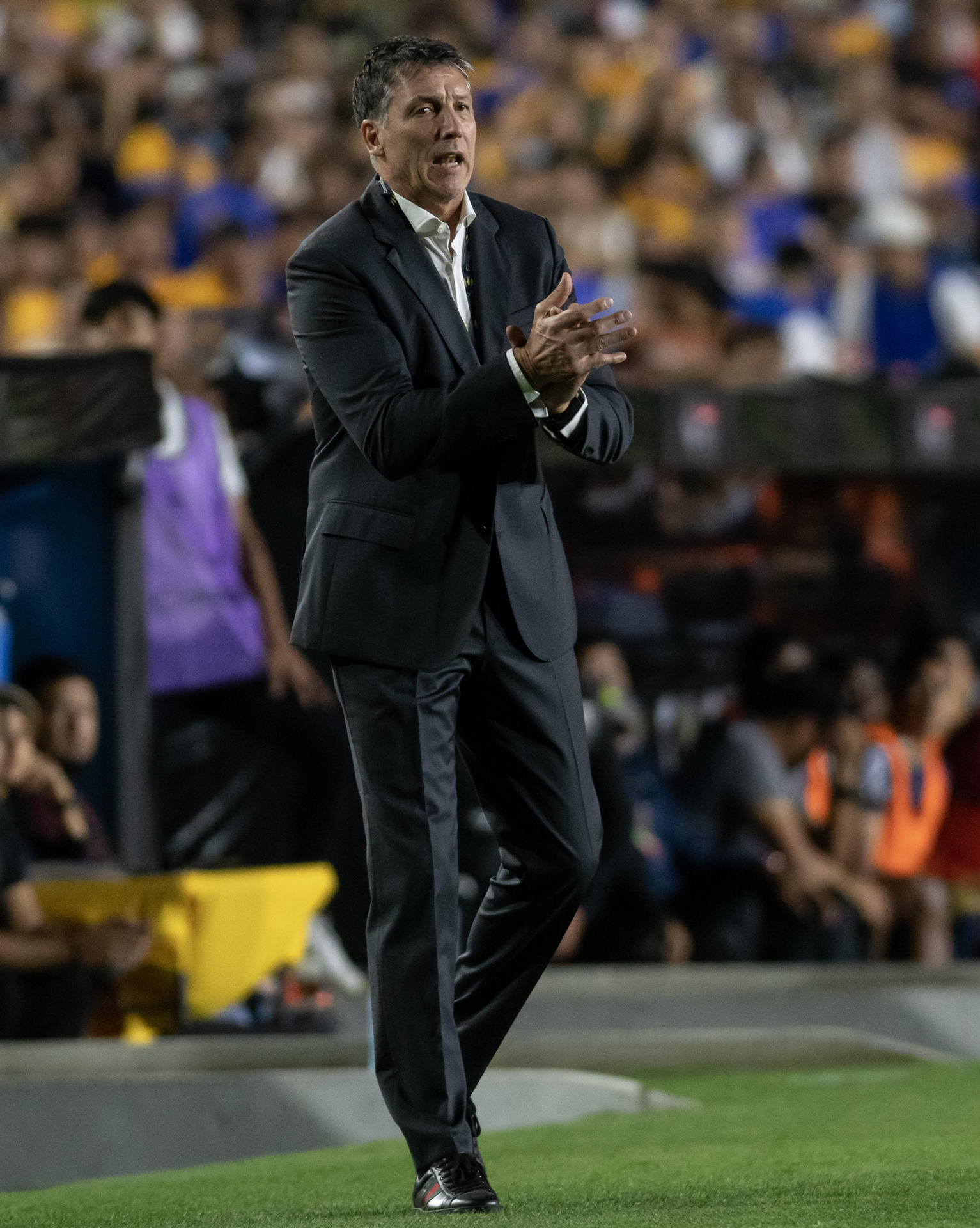 Robert Dante Siboldi, entrenador de Tigres, en acción ante Motagua de Honduras hoy, durante el partido de vuelta correspondiente a los cuartos de final de la liga de campeones de la CONCACAF, en el estadio Universitario de la ciudad de Monterrey (México). EFE/Miguel Sierra