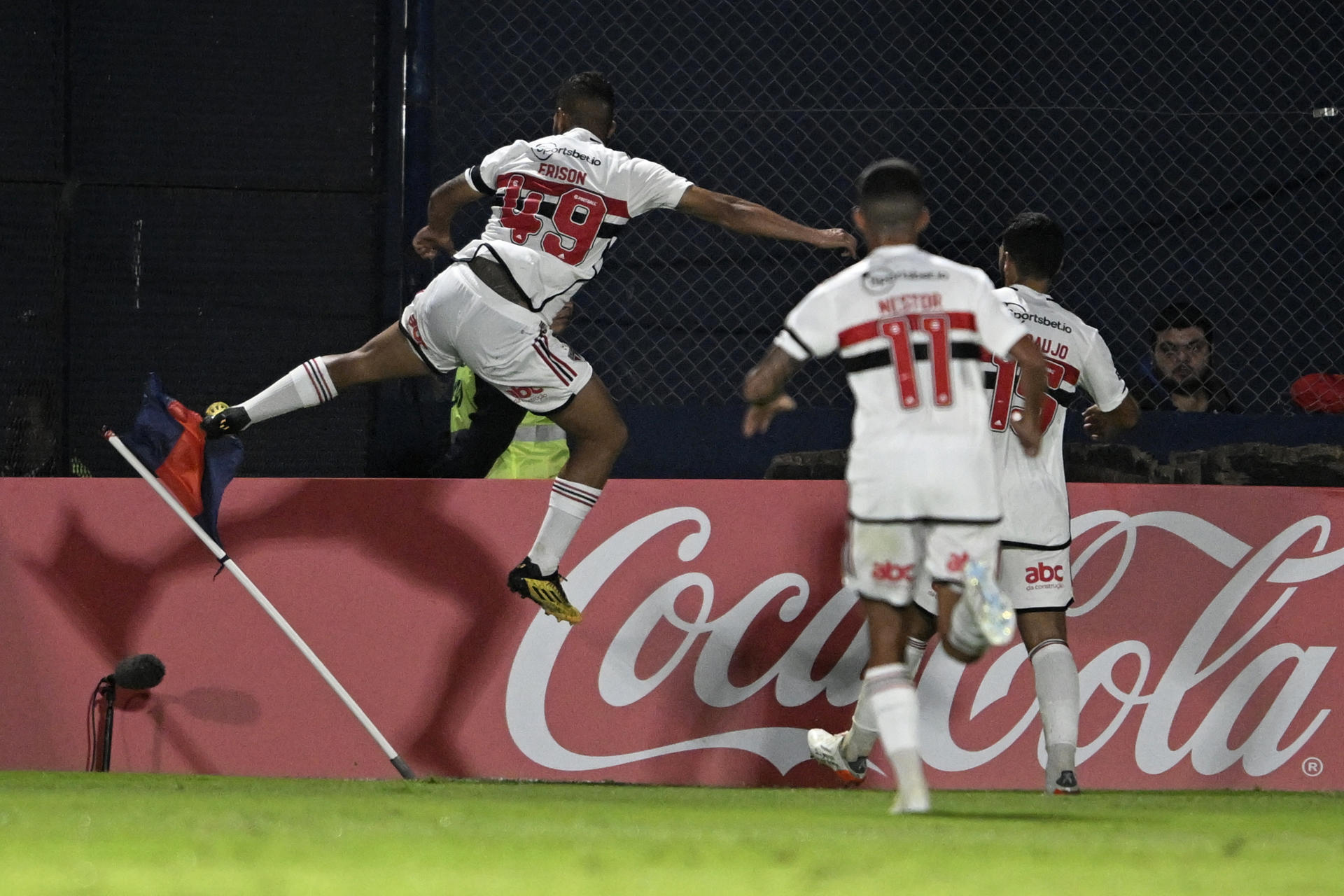 Erison (i), del Sao Paulo de Brasil, fue registrado este jueves, 6 abril, al celebrar un gol que le anotó al Tigre de Argentina, durante un partido del grupo D de la Copa Sudamericana, en el Estadio José Dellagiovanna, en San Fernando (provincia de Buenos Aires, Argentina). EFE/Diego Haliasz