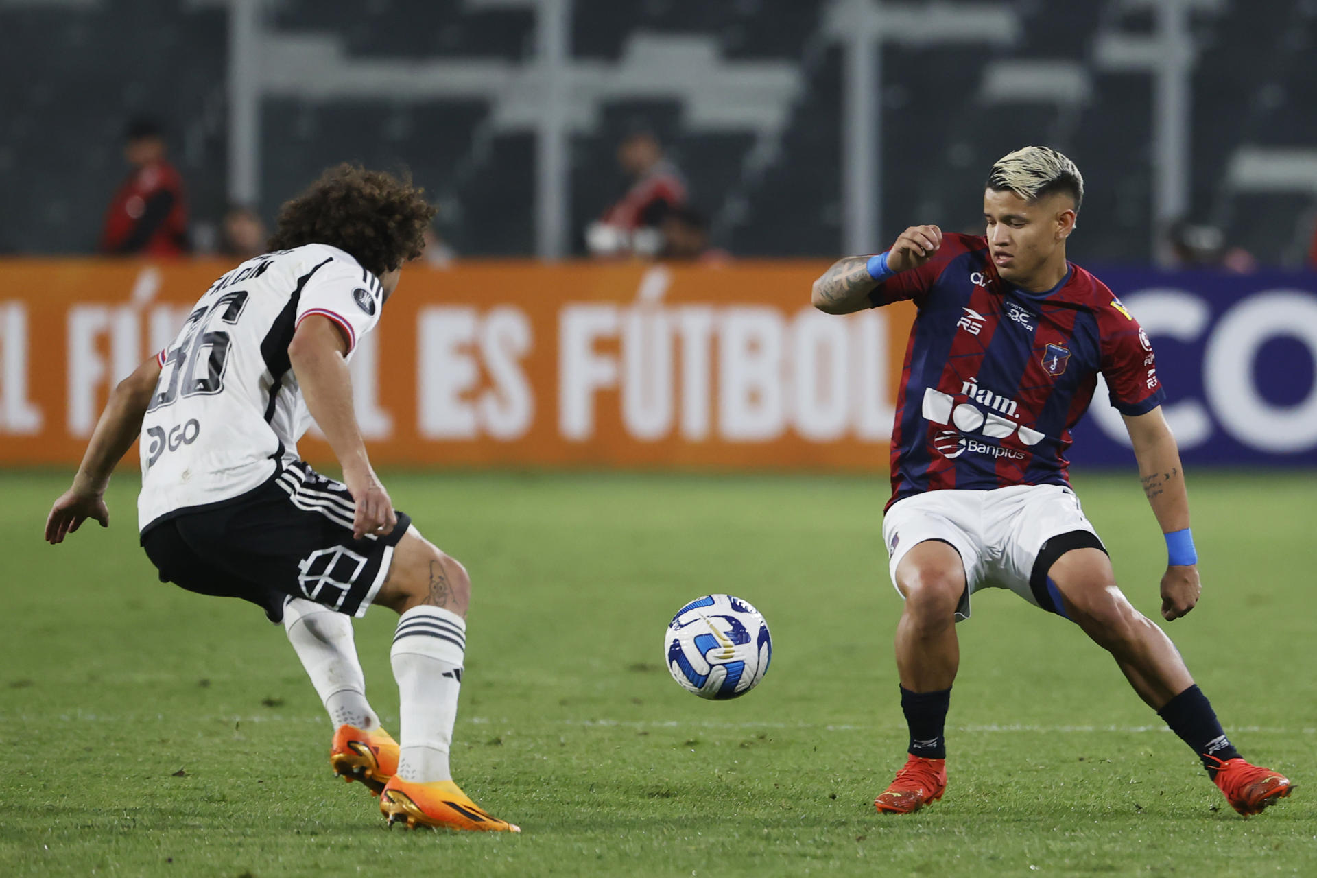 Maximiliano Falcón (i) de Colo-Colo disputa el balón con Edanyilber Navas (d) de Monagas durante un partido válido por la fase de grupos de la Copa Libertadores, hoy, en el estadio Monumental de Santiago (Chile). EFE/ Elvis González 