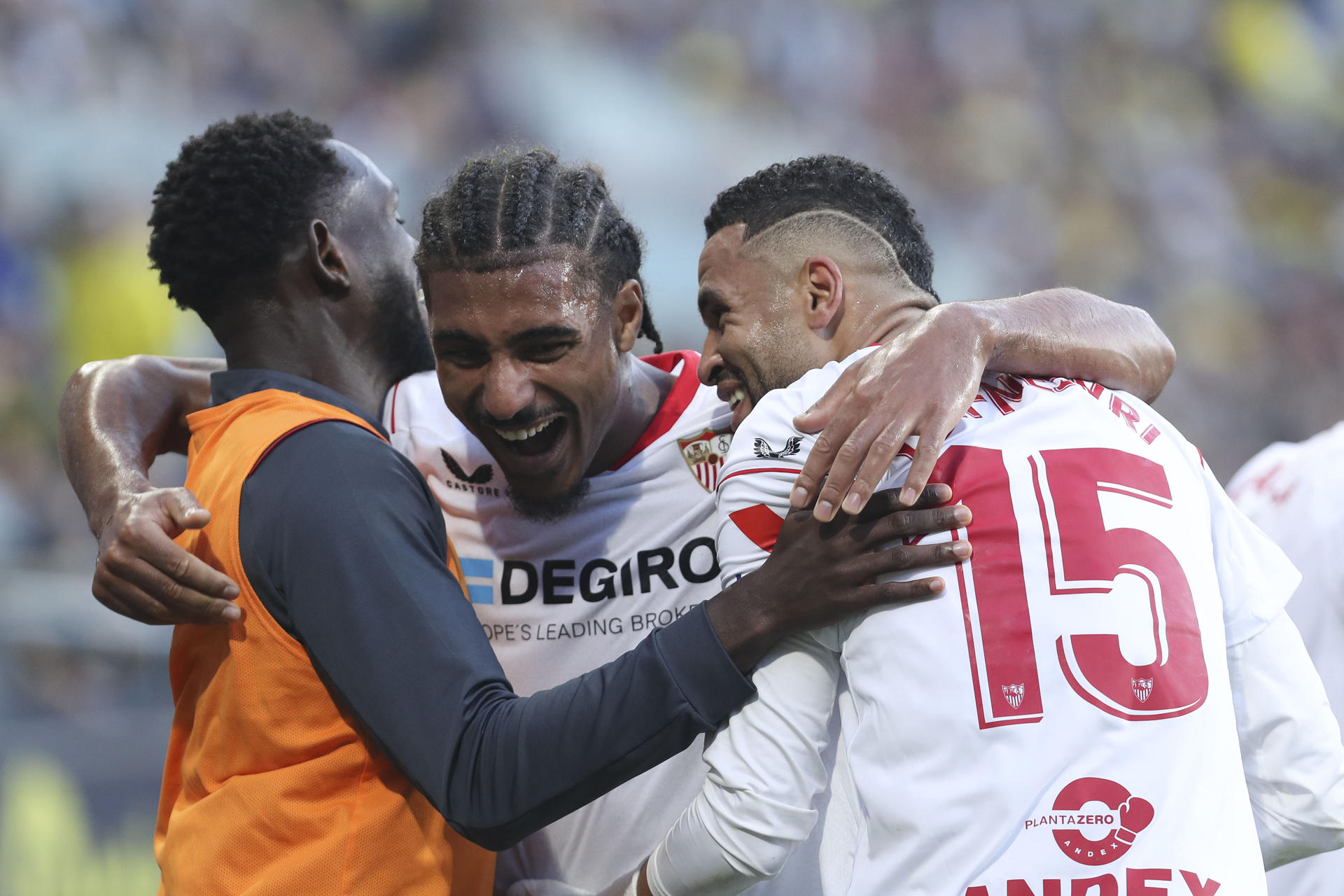 El delantero marroquí del Sevilla FC, Youssef En-Nesyri (d) celebra con sus compañeros el gol marcado ante el Cádiz, segundo del equipo, durante el encuentro correspondiente a la jornada 27 de primera división disputado en el Estadio Nuevo Mirandilla de Cádiz. EFE/Román Ríos.