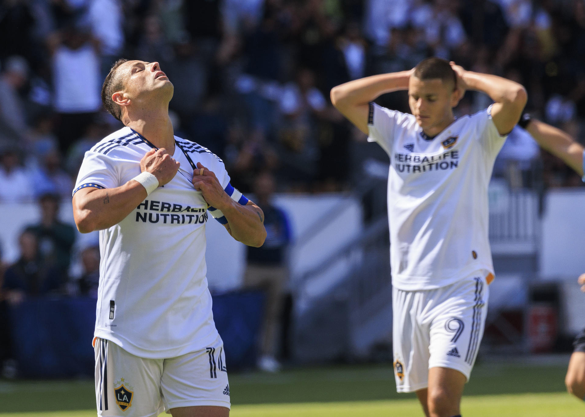 Javier "Chicharito" Hernandez (i) de Los Angeles Galaxy se lamenta durante un partido de la MLS hoy, en el estadio Dignity Health Sports Park Stadium en Carson, California (EEUU). EFE/ Javier Rojas